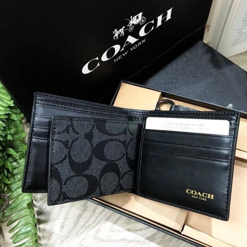 COACH FACTORY SHORT WALLET WITH CARD POCKET & KEY CHAIN Value set & 3 in 1! กระเป๋าสตางค์ใบสั้น + กระเป๋าใส่บัตร และพวงกุญแจ วัสดุหนังแท้ลายแบรนด์รอบใบ ภายใน มีช่องใส่ธนบัตร,บัตร บุผ้าลายแบรนด์ มาาพร้อมอุปกรณ์ ครบ set จะมอบเป็นของขวัญหรือใช้เองก็แนะนำค่ะ