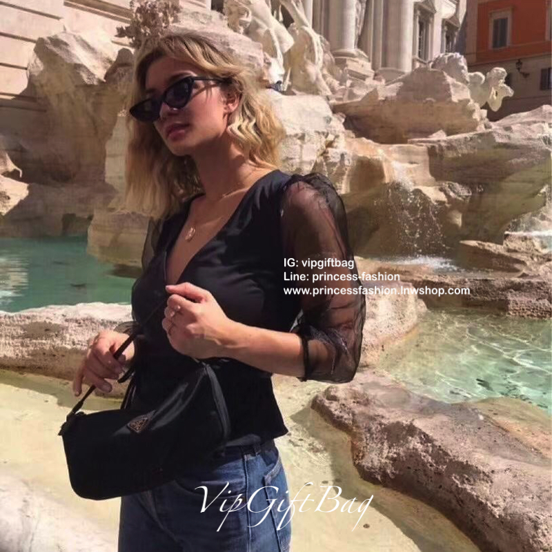 รุ่นใหม่ จากแบรนด์ Prada Crossbody *มีมาให้ถึง2สาย สายผ้าติดกับตัวกระเป๋า และสายยาวโซ่เงิน ด้านหน้ามีโลโก้แบรนด์สวยหรู เปิดปิดด้วยซิป อะไหล่สีเงินทั้งใบ ด้านในบุด้วยผ้าลายแบรนด์ มีโลโก้แบรนด์ ด้านในใส่ของได้เยอะคะ ใส่กระเป๋าตังยาว เครื่องสำอางค์