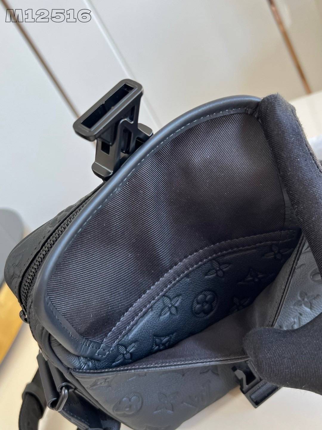 สลับแท้ LV Getaway Messenger Monogram Shadow Leather Bag กระเป๋าแมสเซนเจอร์ ขนาดกะทัดรัดเพรียวบางตอบโจทย์การใช้งาน โดดเด่นด้วยโลโก้ปั้มแบรนด์เต็มใบ