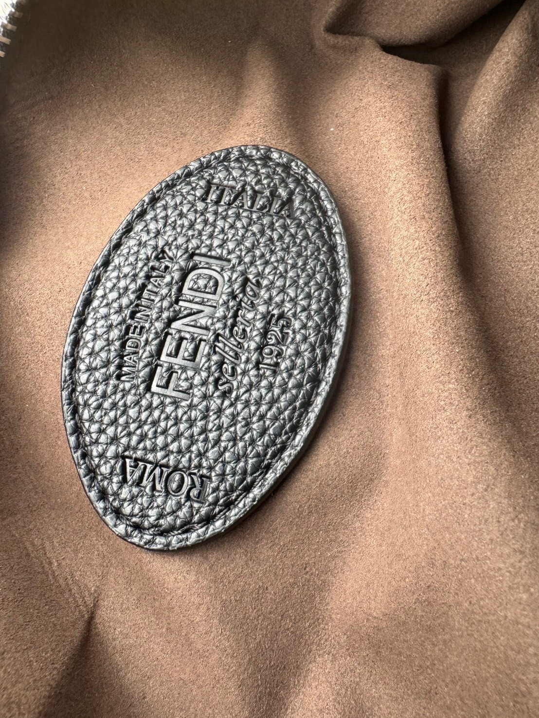 FENDI Medium By The Way Selleria Shoulder Bag กระเป๋าสะพายรุ่นใหม่ล่าสุด รูปทรงใช้งานง่าย โมเดิร์นและหรูหราขึ้น สไตล์ไม่ซ้ำภายในโล่งกว้าง ใส่ของสำคัญได้สบายๆ