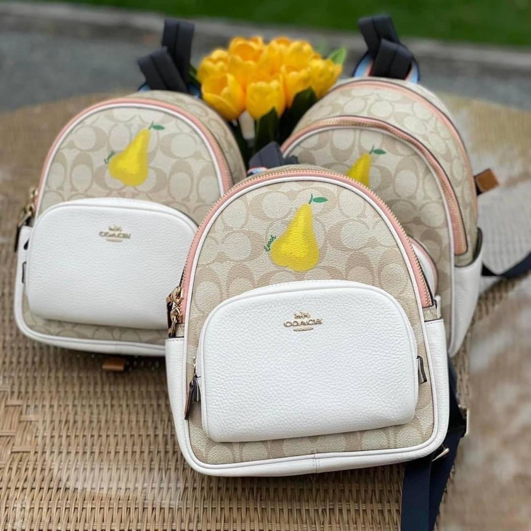 COACH Mini Court Backpack In Signature Canvas With Butterfly / With Radish C8259 C8257 🌈ต่อกันเลย สวยกันก่อน วางน้องไม่ลงเลยจริงๆค่าา😍 พร้อมส่ง! ยังไม่เข้าไทย กับกระเป๋าสะพายหลังแบบมีหูหิ้วในตัว บอกก่อนเลยว่าหนังของน้องทั้งนิ่ม ทั้งสวย อย่