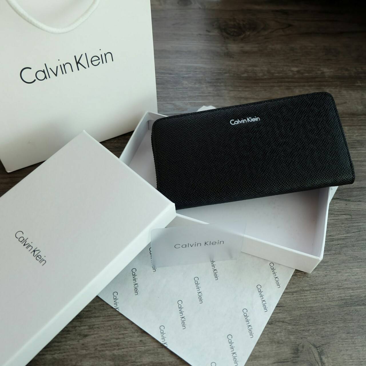 Calvin Klein Long Wallet กระเป๋าสตางค์ใบยาวซิปรอบ ภายในมีช่องใส่ธนบัตร ช่องใส่บัตรหลายช่อง และช่องซิปสำหรับใส่เหรียญ จะมอบเป็นของขวัญ หรือใช้เองก็แนะนำเลยค่ะ