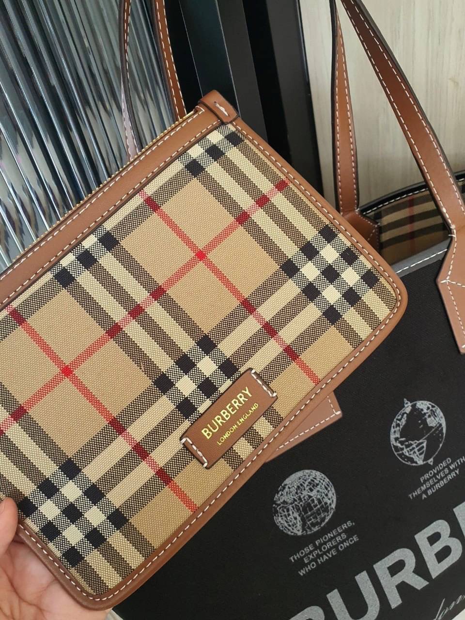 Burberry Tote Bag / Burberry Label Print Large London Tote Bag In Crema / BURBERRY LARGE LONDON TOTE BAG IN WHITE กระเป๋าสะพายไหล่ทรงช้อปปิ้ง ทรงคลาสสิค ฮิตตลอดกาล ตัวกระเป๋าวัสดุหนังผ้าแคนวาส ตัดหนัง