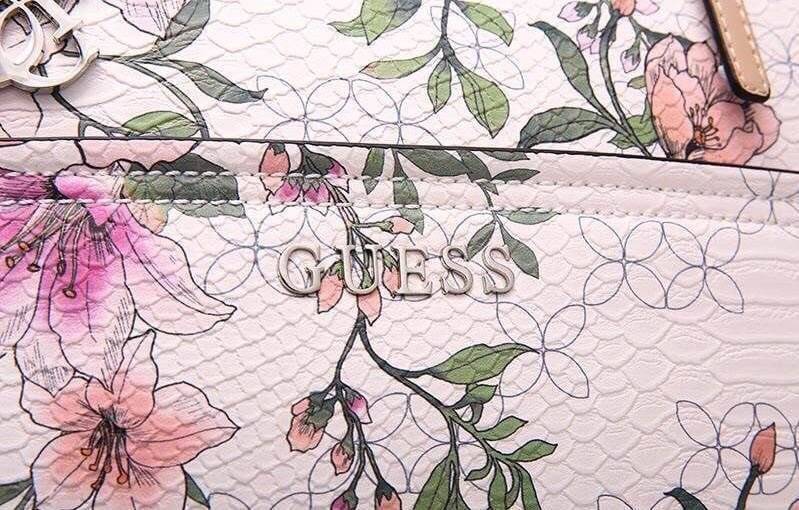 GUESS PRINTED FLOWERS SHOPPER BAG (SIZE L) กระเป๋าสะพายทรง TOTE หนังสวยอยู่ทรง ลายดอกไม้ ใบใหญ่กำลังดี น้ำหนักเบา ด้านหน้าประดับโลโก้แบรนด์ อะไหล่เงินพร้อม พวงกุญแจแบรนด์ห้อยที่หูหิ้วถอด เเยกใช้ได้ หูหิ้วเลื่อนปรับระดับได้ เปิดปิดด้วยซิป ภายในกว้างจุได้เย