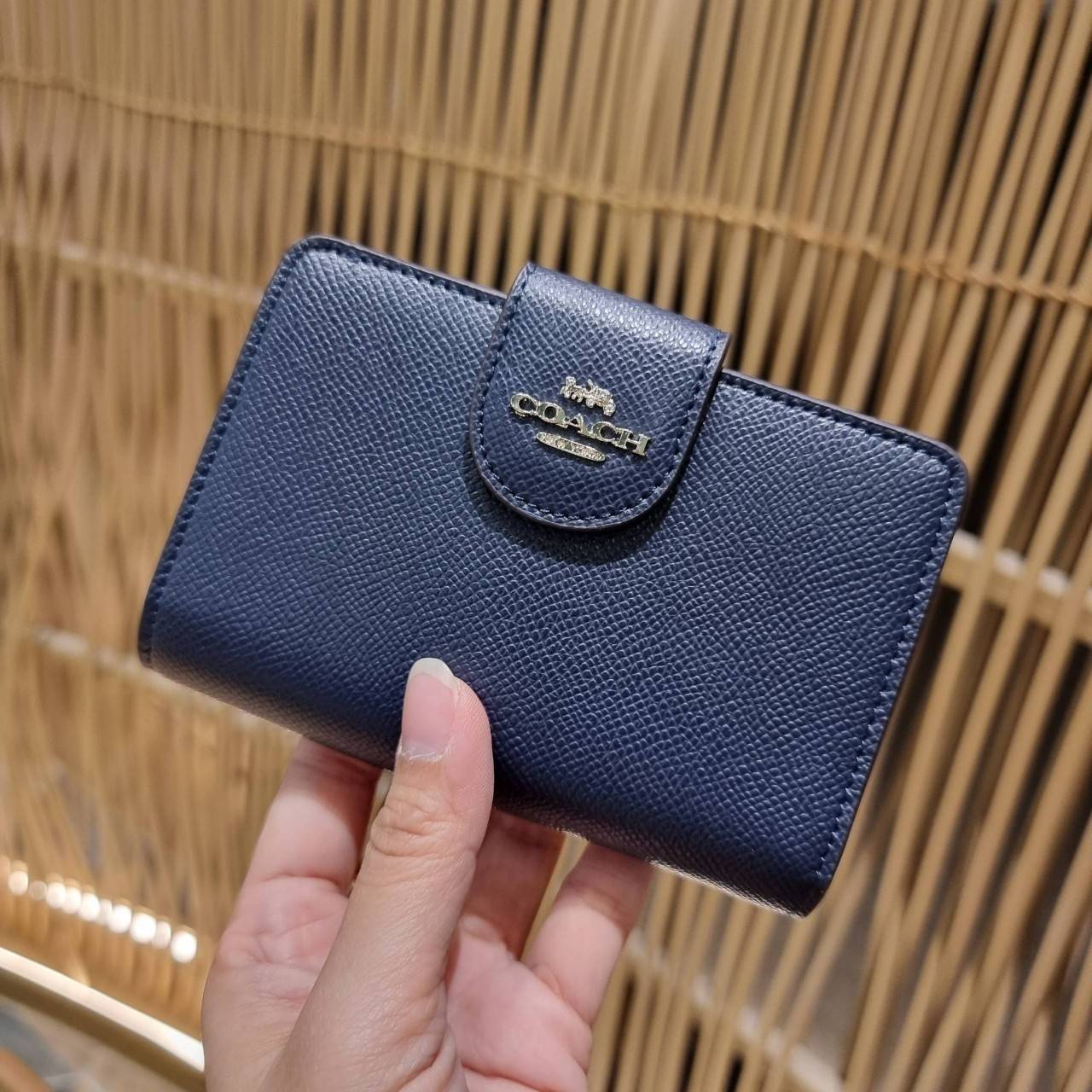 COACH 6390 MEDIUM CORNER ZIP WALLET เดอะเบสท์รุ่นที่สาวๆตามหา!! ดีไซน์ใหม่ สวยสะกด!! กระเป๋าสตางค์ใบกลาง สีคลาสสิค เรียบแต่แฝงความหรู บอกเลยว่ามันละมุนมาก!! ด้วยวัสดุหนัง crossgrain ที่ดูแลรักษาง่าย และยังดูผู้ดี ถือใช้แล้วขับผิวทุกสี ภายในมีช่องใส่บัตรแล