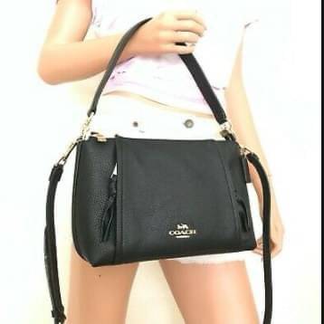 COACH SMALL MARLON SHOULDER BAG ((1600//1597)) 🌈พร้อมส่งที่ไทยอีกครั้ง ตามคำเรียกร้อง ห้ามพลาด! กระเป๋าหิ้ว//คล้องไหล่//สะพายข้างได้ หนังแท้ ทรงสวยมากค่ะ ด้านหน้ามีช่องซิปซ่อนแบบหนังห้อยให้2ช่อง ใส่ของจุกจิกค่ะ เปิดปิดกระเป๋าแบบซิป ภายในกว้างใส่ขอ