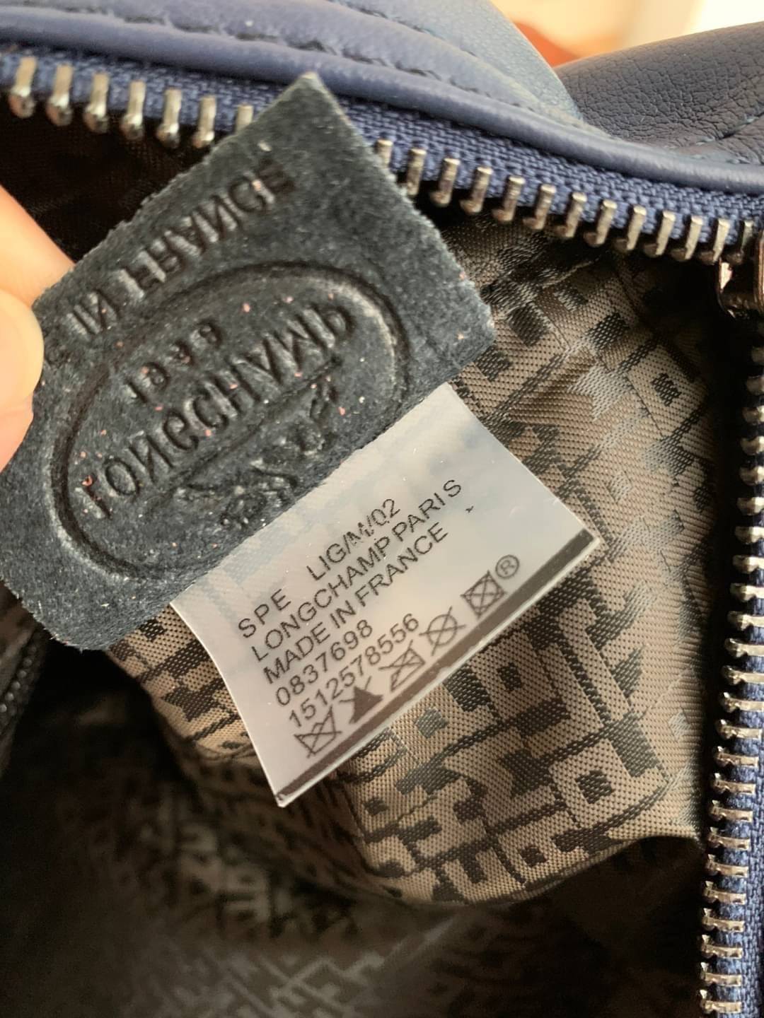 Longchamp LE PLIAGE CUIR TOP HANDLE BAG S เรียกว่าเป็นกระเป๋าอีกหนึ่งรุ่นที่ไม่ว่ายังไงก็ฮอตฮิตและติดเทรนด์ตลอดไม่เคยเปลี่ยนกับ ทรง Le Pliage Cuir หนึ่งในตระกูลกระเป๋าสุดไอคอนิกจากแบรนด์ เมื่อรุ่น Le Pliage Cuir ในรูปแบบของหนังแกะ Metis ได้ถือกำเนิดขึ้นใน