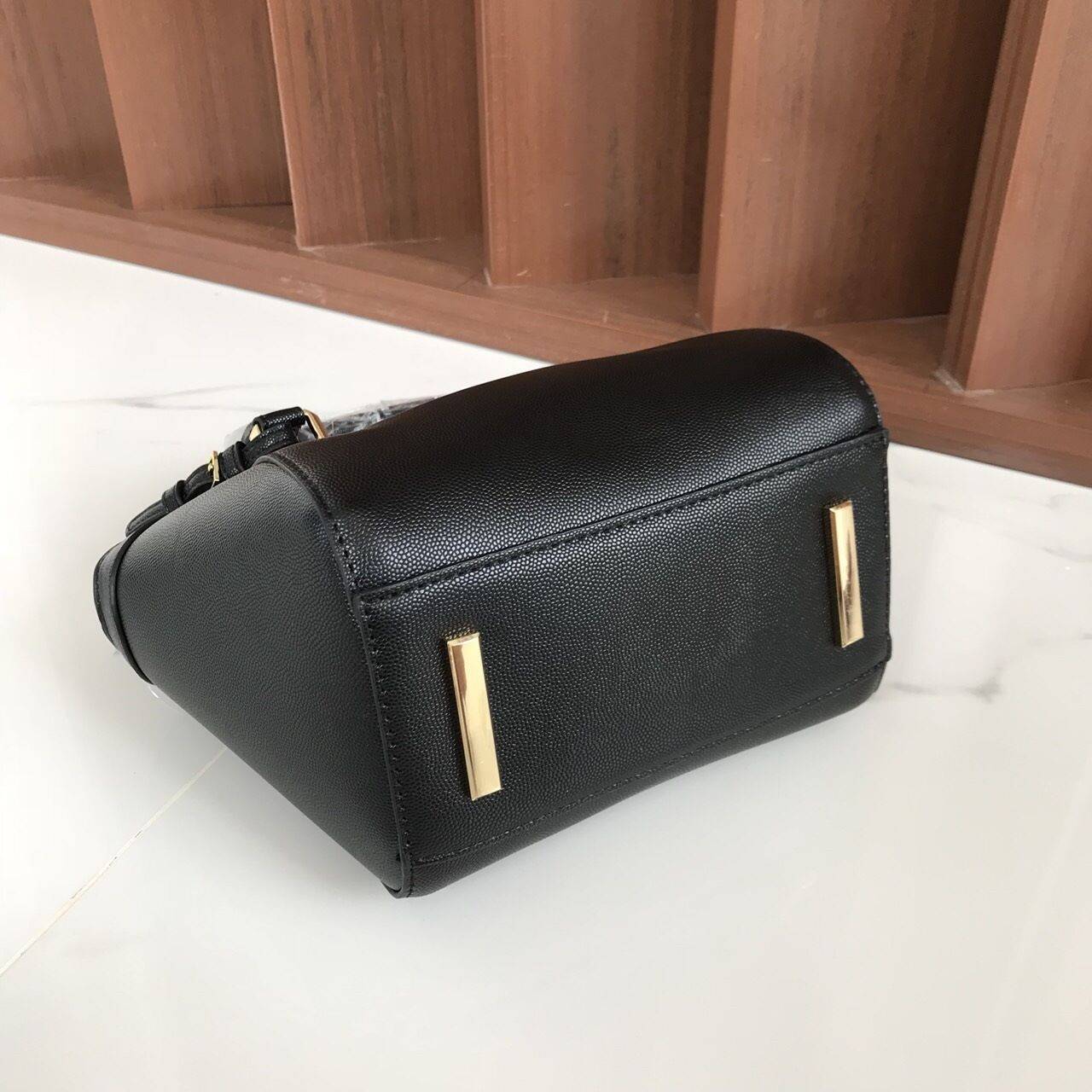 CHARLES & KEITH CITY BAG กระเป๋าถือหรือสะพาย ตั้งอยู่ทรงสวย มีโลหะรองฐาน เปิดปิดด้วยซิปเดียว ภายในมี 2 ช่องเล็กด้านหน้าประดับด้วยกระจกทรงกลม ใช้งานได้จริง ปั้มโลโก้แบรนด์ มาพร้อมสายสะพายยาว ปรับระดับและถอดสายได้ หูพับลงได้ น้ำหนักเบา ต้องมีไว้ครอบครองสักใ