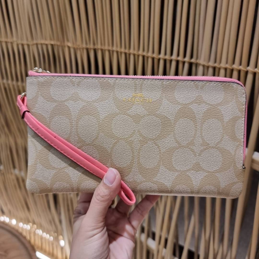 COACH F54057 DOUBLE ZIP WALLET IN SIGNATURE กระเป๋าคล้องมือ size L ใบนี้ใส่มือถือได้ทุกรุ่น ขนาดกำลังดี พกพาสะดวกมากๆ วัสดุหนังสังเคราะห์ ภายในเป็นผ้าสีสวยคม ใส่ธนบัตร ใส่บัตรได้เยอะ ใส่มือถือได้สบายๆทุกรุ่น ตอบโจทย์สาวๆที่ไม่ชอบพกเยอะวุ่นวายจ้า ใบนี้เอาอ
