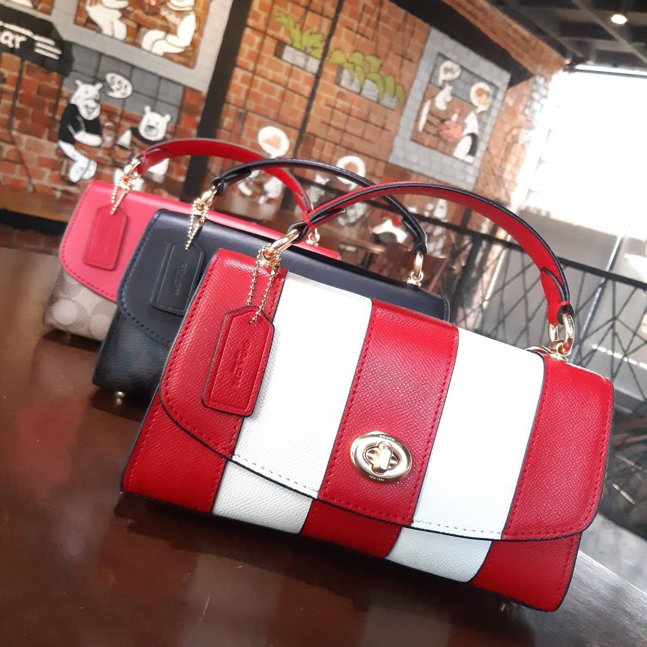COACH TILLY SATCHEL 23 IN SIGNATURE CANVAS ((C1802//C1439/C1435)) กระเป๋า crossbody สวยหรู ขนาดใหม่ พร้อมสีมาใหม่!! ดีไซน์ย้อนยุค วัสดุหนังแคนวาสเคลือบลายสลับหนังแท้ มาพร้อมหูจับในตัว และสาย crossbody ปรับได้ตามตัว เปิด-ปิดด้วยตัวบิดล็อค ภายในโล่ง บุกำมะห
