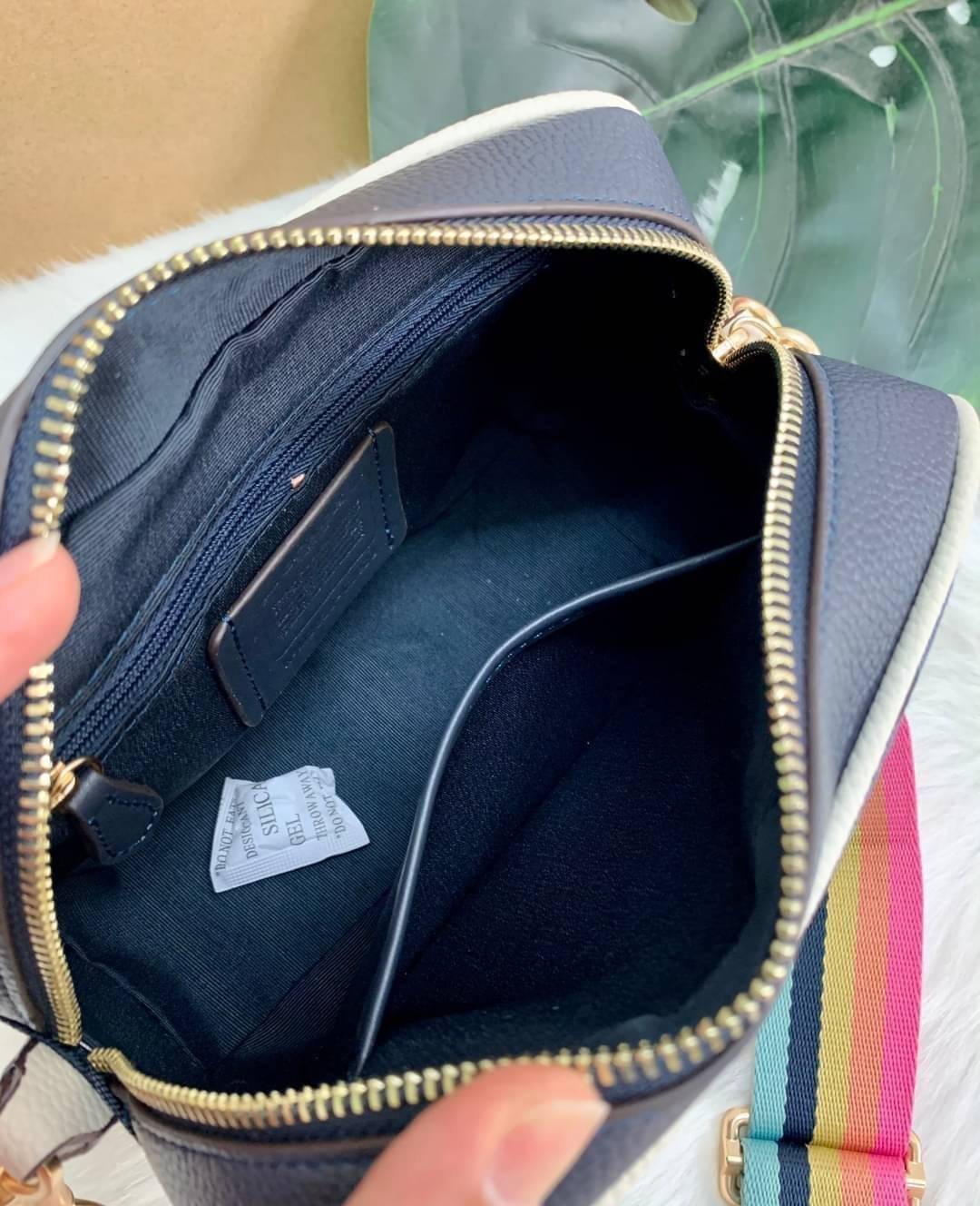 OUTLET 】COACH LADIES GENUINE CAMERA CLASSIC BAG ((2822)) ✔️สินค้าปกติตามเงื่อนไขทั่วไปค่ะ!! พร้อมส่งที่ไทยค่ะ! กระเป๋าสะพายแบบครอสบอดี้ร์ หนังแท้+ผ้าjacquard ทอลายแบรนด์ สวยงามมากๆค่ะ