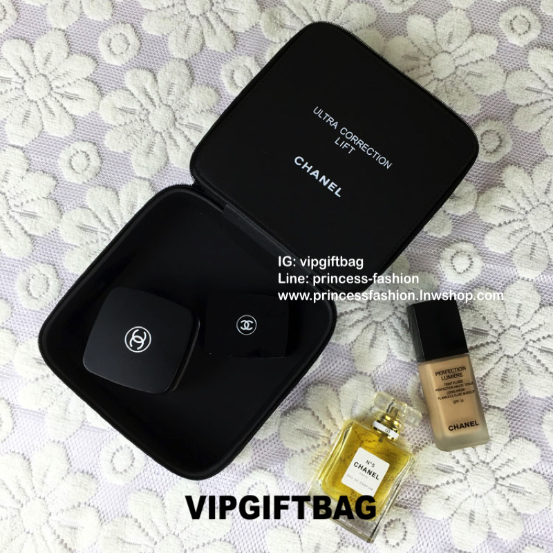 Vip Gift Premium Gift พรีเมี่ยมกิ๊ฟ แท้💯 กระเป๋า Chanel Cosmetic Box กล่องใส่เครื่องสำอางค์ สวยหรู ดูคุณนายสุด จุของได้เยอะนะคะ วัสดุหนังแก้วเคลือบ เปิดปิดด้วยซิป