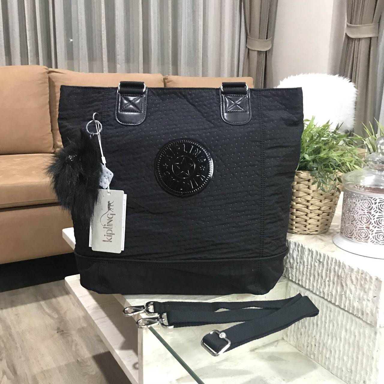 KIPLING SHOPPER BAG รุ่น Limited Rare items! สุดๆ วัสดุ Cotton+Polyester 100% ดีไซน์คลาสสิกมีลูกเล่นที่เทคเจอร์ตัวกระเป๋าสวยเป็นเอกลักษณ์เฉพาะของ Kipling หูหิ้วสะพายไหล่ได้ มือจับหูหิ้วเป็นหนังปั้มโลโก้ พวงกุญเเจลิงถอดเเยกใช้ได้ เปิดปิดด้วยซิป หัวซิปปั้มเ