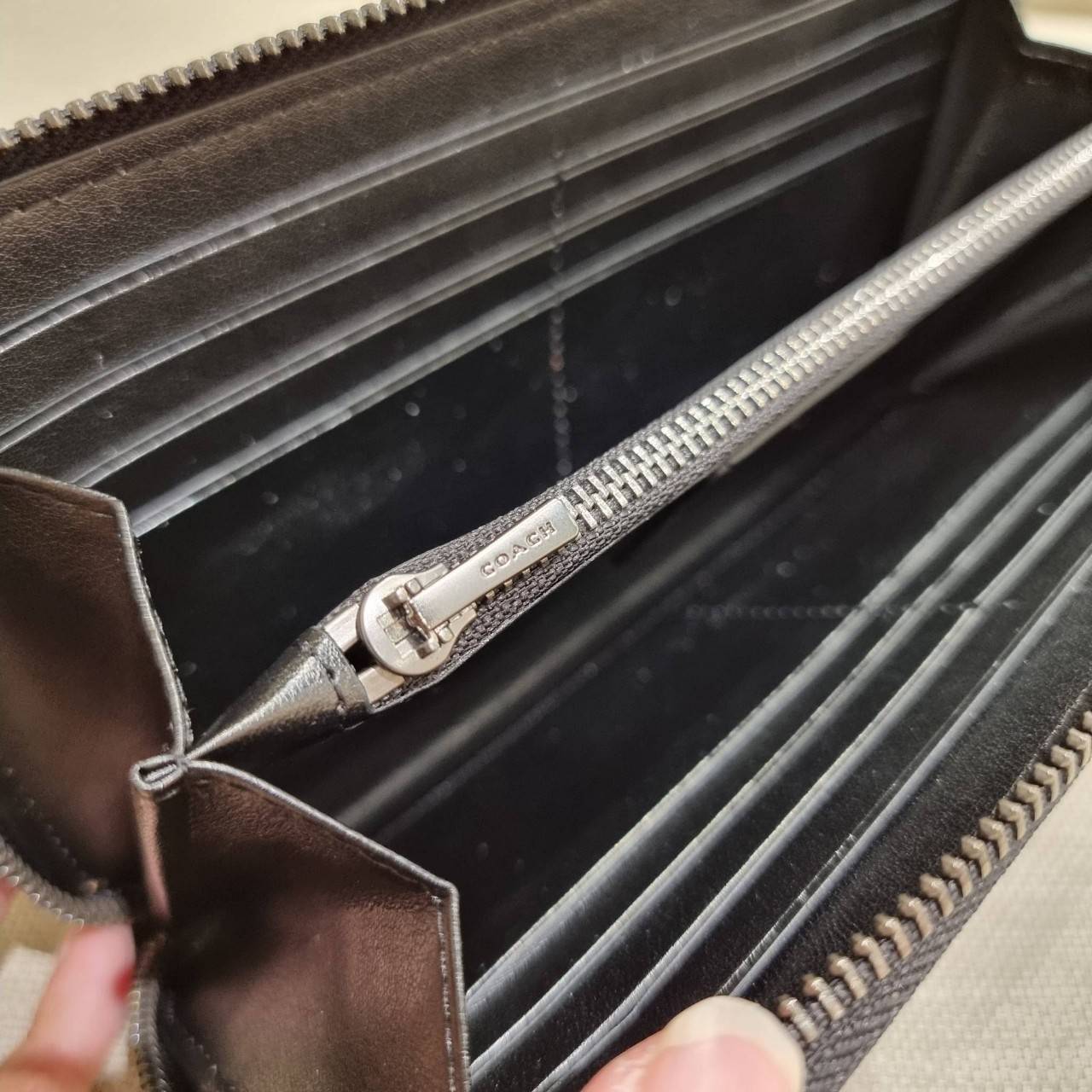 COACH C4327 COACH x PEANUT ACCORDION ZIP WALLET IN SIGNATURE CANVAS WITH SNOOPY PRINT คอลเลคชั่นใหม่ กระเป๋าสตางค์ใบยาว ลายสนูปพี น่ารักน่าใช้ สีคลาสสิค ใช้ได้ตลอดกาลไม่มีตกเทรนด์ วัสดุหนังแคนวาสเคลือบลาย ภายในใส่บัตรได้เยอะ มีช่องซิปแยก ใส่โทรศัพท์ได้ พก