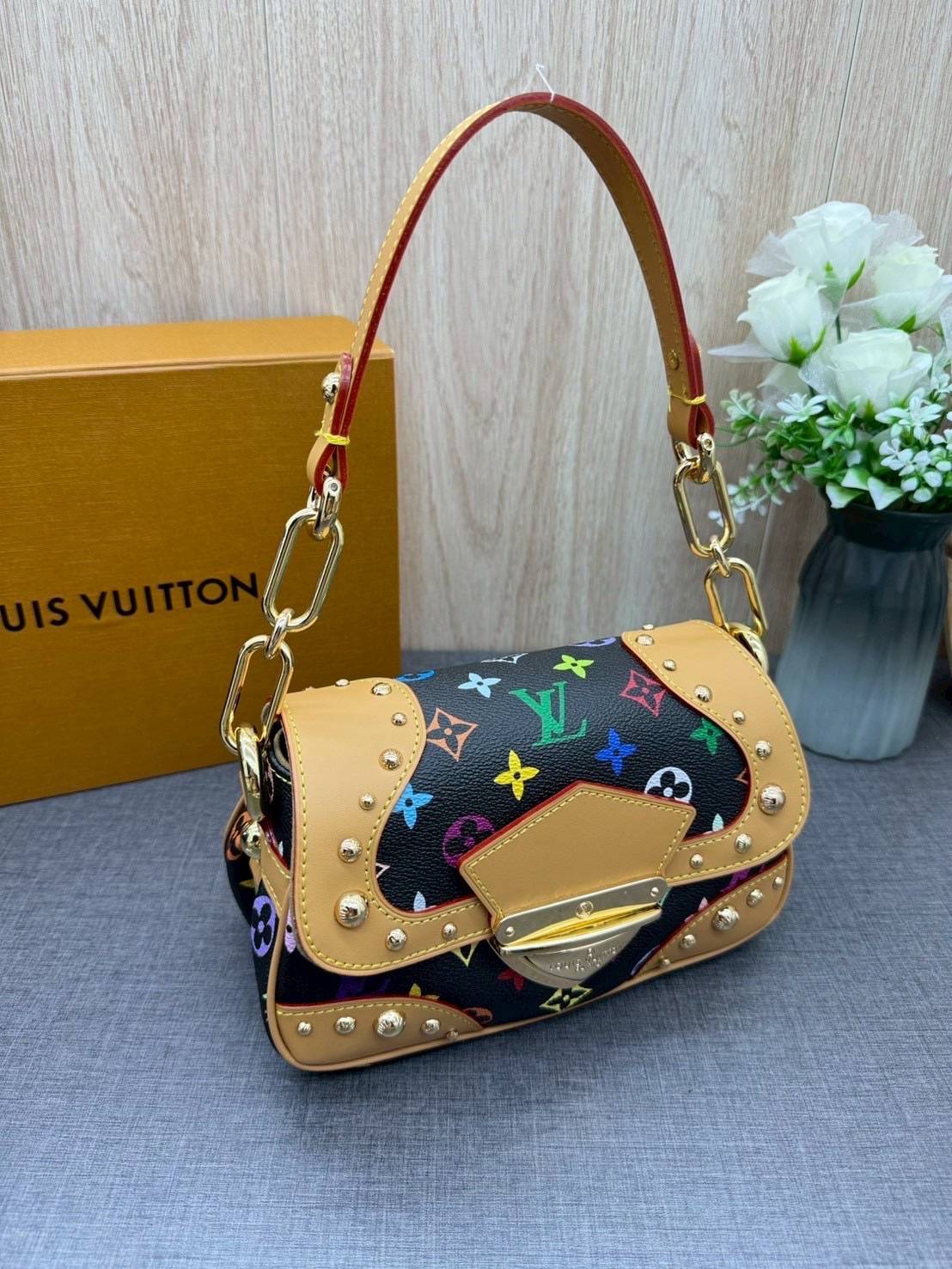 ORI หนังแท้ | Lv Marilyn White Multicolor Monogram Canvas Shoulder Bag กระเป๋าสะพายสไตล์วินเทจ ดีไซน์สีสันสดใสน่ารัก มีชีวิตชีวา โดดเด่นด้วยตัวล็อคด้านหน้าแบบกดขนาดใหญ่ จะถือแบบคล้องแขนหรือสะพายไหล่ก็ได้