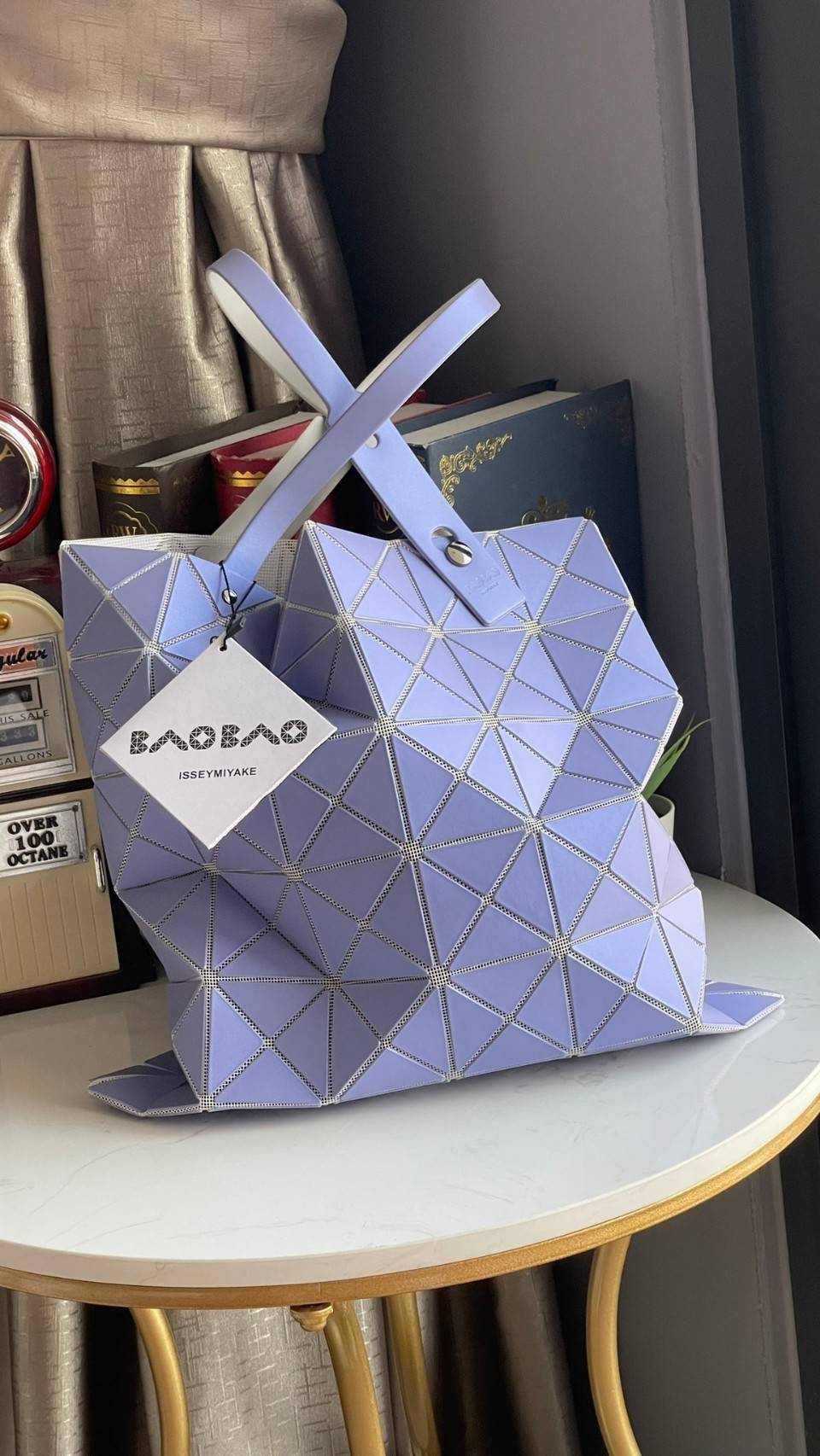 ORIGINAL 🌸 BAO BAO ISSEY MIYAKE LUCENT 6X6 matte tote bag เป็นซีรีส์ที่โดดเด่นด้วยโทนสีสว่าง โดดเด่นด้วยลักษณะต่างๆ เช่น ตาข่ายสว่างที่มองเห็นได้ผ่านช่องว่างระหว่างชิ้นสามเหลี่ยม