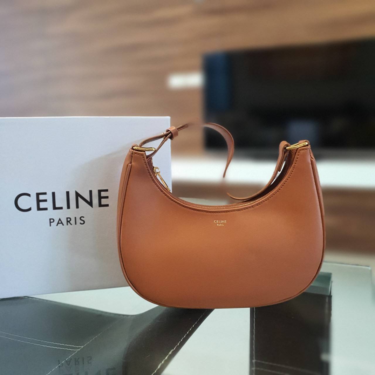 CELINE SHOULDER BAG VIP GIFT WITH PURCHASE (GWP) AVA BAG IN SMOOTH CALFSKIN พรีเมี่ยมกิ๊ฟ Limited Edition จาก CELINE HAUTE PARFUME DUTYFREE COUNTER วัสดุหนังสังเคราะห์เรียบสวย ดีไซน์สวยหรูฮิตสุดในเกาหลี! หนังสวยอยู่ทรงกันน้ำ เปิดปิดด้วยซิปแบรนด์ ภายในโล่ง