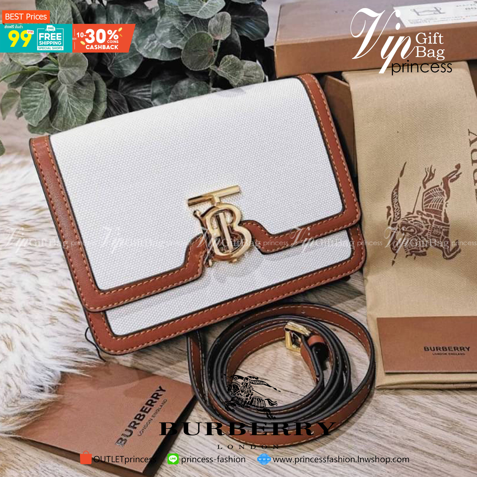 VIP 】กลับมาตามคำเรียกร้อง! ห้ามพลาด! Rare items! BURBERRY FRAGRANCES LEATHER CROSSBODY BAG วัสดุ Canvas & Leather ลาย Vintage คอลเลคชั่นใหม่ทรงเหลี่ยมสวยหรูดูดี เปิดปิดด้วยฝาปิดสัญลักษณ์รูปTB ภายในมีช่องแบ่งเป็นสัดส่วนสามารถใส่มือถือ iphone เงิน ของจ