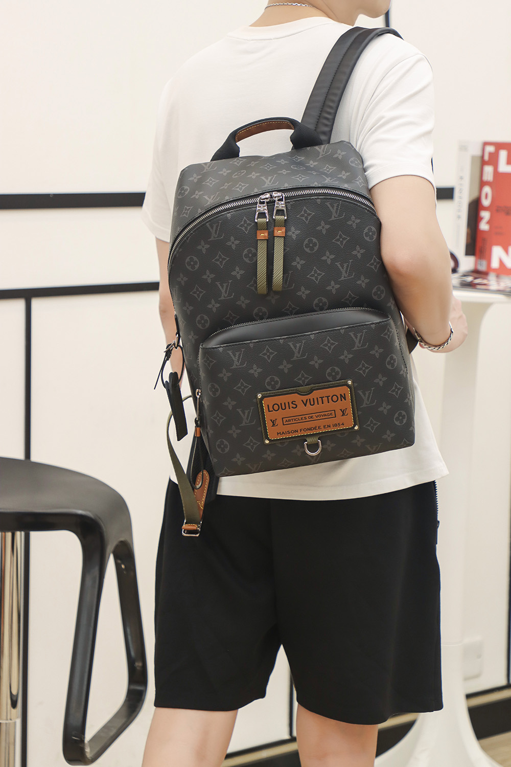 LV Discovery Backpack / LV Backpack in Black กระเป๋าเป้ งานปั้มแบรนด์ ใช้ได้ทั้งชายหญิง ภาพถ่ายจากงานขายจริง ใช้งานต่างประเทศได้