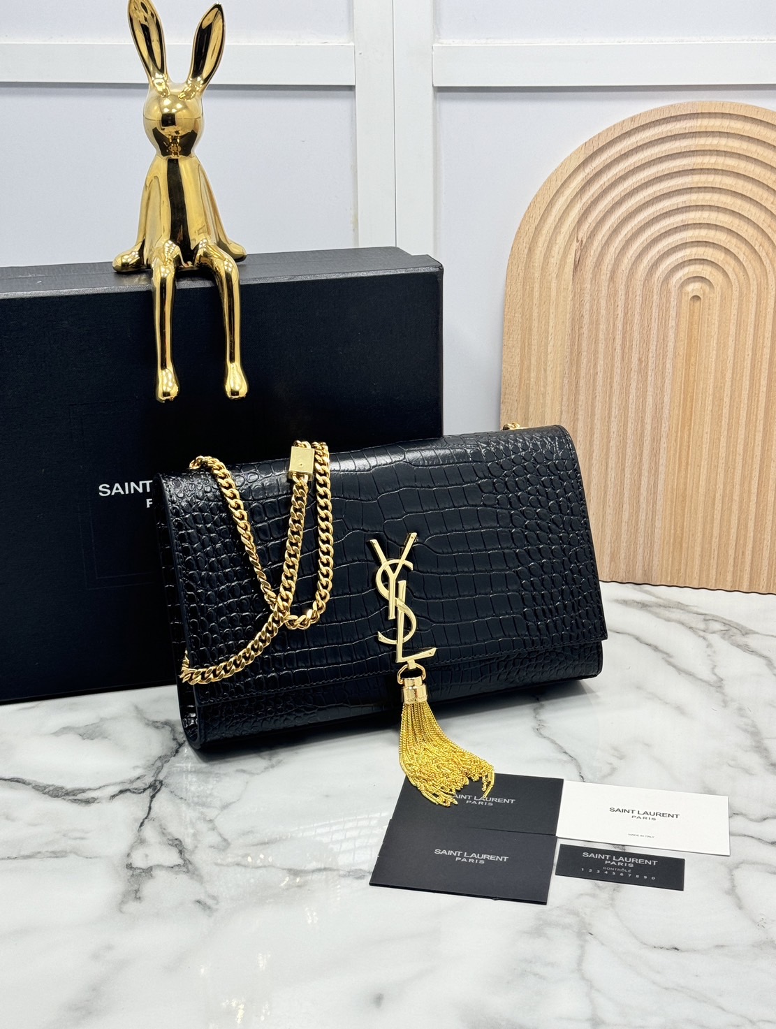 ORI หนังแท้ | 24cm Ysl Kate Croc Tassel Bag / YSL Woc Bag กระเป๋าสะพายทรง woc เรียบหรูดูแพงที่แท้จริง งานหนังลายจรเข้เต็มใบโดดเด่นด้วยโลโก้แบรนด์สุดหรู พร้อมพู่ห้อย รุ่นฮิตลอดกาลดูดีมีระดับ