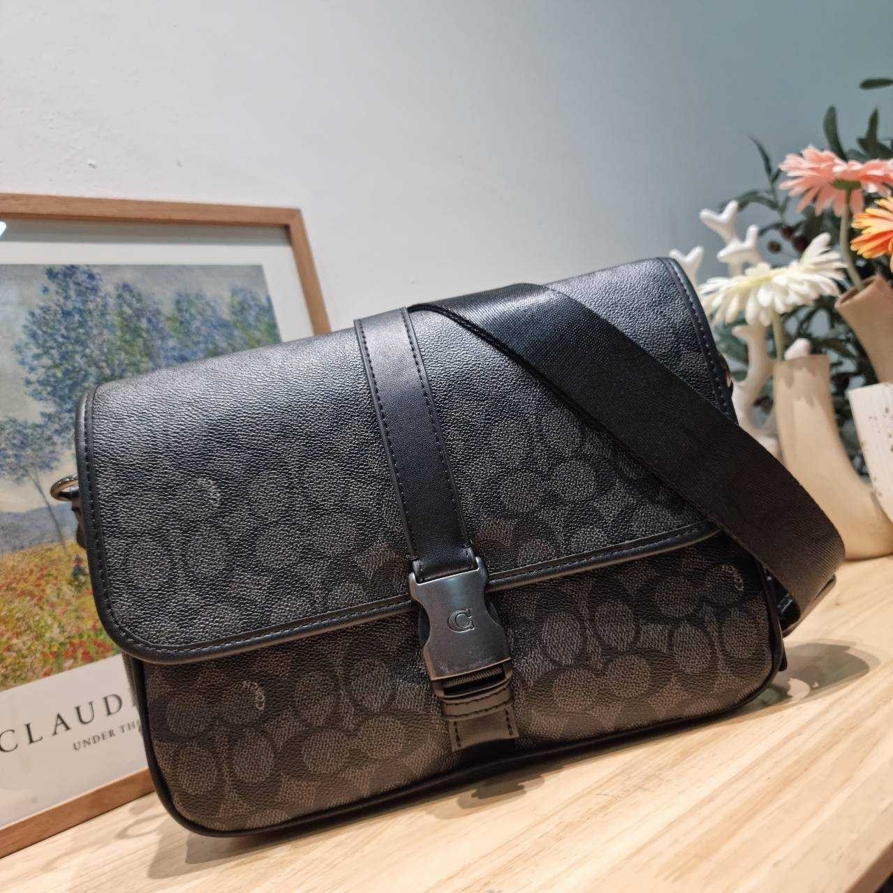 COACH CU202 LEAGUE MESSENGER BAG IN SIGNATURE CANVAS กระเป๋าสะพายทรง messenger สุดฮอต ที่ดีไซน์รูปแบบให้สปอร์ตขึ้น และหรูขึ้น แต่ยังคงคลาสสิค ขนาดใบใหญ่กำลังดี