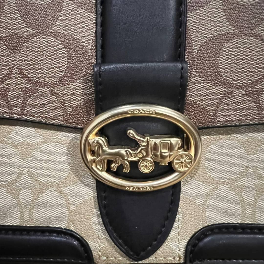 COACH SMALL GEORGIE TOP HANDLE IN BLOCKED SIGNATURE CANVAS ((6504//0468//6192//6015)) compact body portable shoulder bag 🌈ห้ามพลาด รุ่นแนะนำค่าา! พร้อมส่งทันที! กระเป๋าหิ้ว//สะพายข้างได้ วัสดุหนังแท้ 🔺หนึ่งใบทำลายหนังผสมกัน3แบบได้ลงตัวสวยง