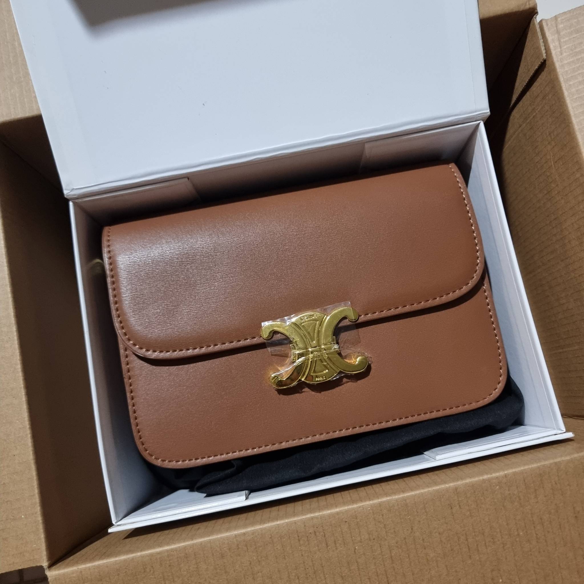 VIP 🥂 CELINE CLASSIQUE TRIOMPHE BAG IN SHINY CALFSKIN ไอเท็มสุดคลาสสิค ที่ขาดไม่ได้ กระเป๋าสะพายทรงสวยคลาสสิค แฝงความผู้ดี ที่ใช้ได้ทั้งชายหญิง วัสดุหนังแท้ เปิด-ปิดด้วยตัวกดล็อค สะดวกใช้มาก ภายในเป็นช่องโล่ง เก็บของได้เป็นสัดส่วน และยังมีช่องซิปใ