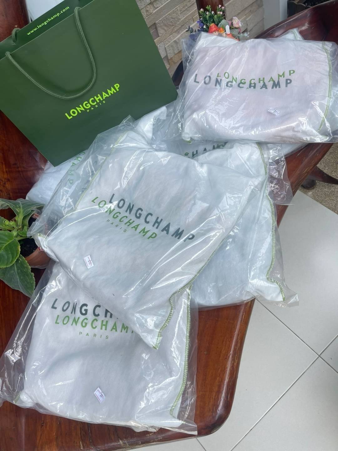 Longchamp Le Pliage Cuir Xs Leather Backpack แบรนด์ติดเทรนด์ตลอดไม่เคยเปลี่ยนกับ ทรง Le Pliage Cuir หนึ่งในตระกูลกระเป๋าสุดไอคอนิกจากแบรนด์ เมื่อรุ่น Le Pliage Cuir ในรูปแบบของหนังแกะ Metis ได้ถือกำเนิดขึ้นในปี 2012 เป้ที่มีการจัดการปรับดีไซน์ให้มีขนาดกำล