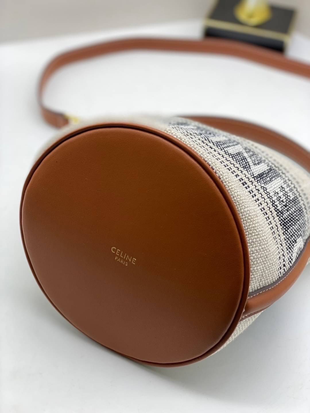 small CELINE TEXTILE BUCKET BAG / CELINE TEEN BUCKET in STRIPED TEXTILE WITH JACQUARD ดีไซน์ทรง Bucket small size เนื้อหนาแข็งแรง ภายในกว้างและจุใส่สัมภาระได้เยอะจุใจ อะไหล่แบรนด์สีทองสุดหรู