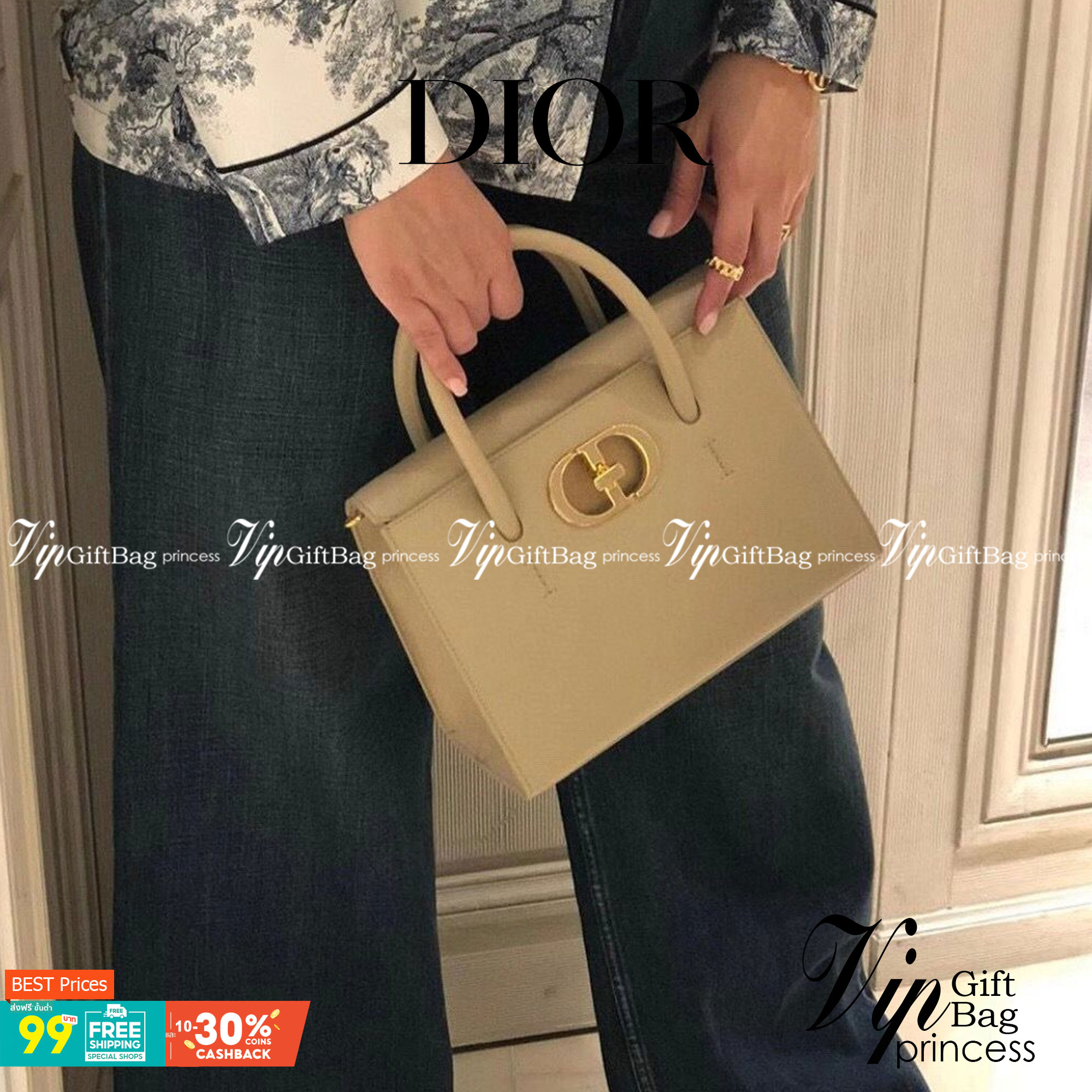 หนังแท้ DIOR Medium ST Honore Tote Collection Fall/Winter 2020-2021 มาในรูปแบบกระเป๋าทรงสี่เหลี่ยมที่ได้มาตรฐาน ทำจากหนังลูกวัว (Calfskin) ลายเกรน ซึ่งสื่อถึงความหรูหราได้อย่างลงตัว ตัวด้ามจับ มีการเย็บเข้าด้านในของกระเป๋าเพื่อเพิ่มความแข็งแรงทนทาน ด้านหน
