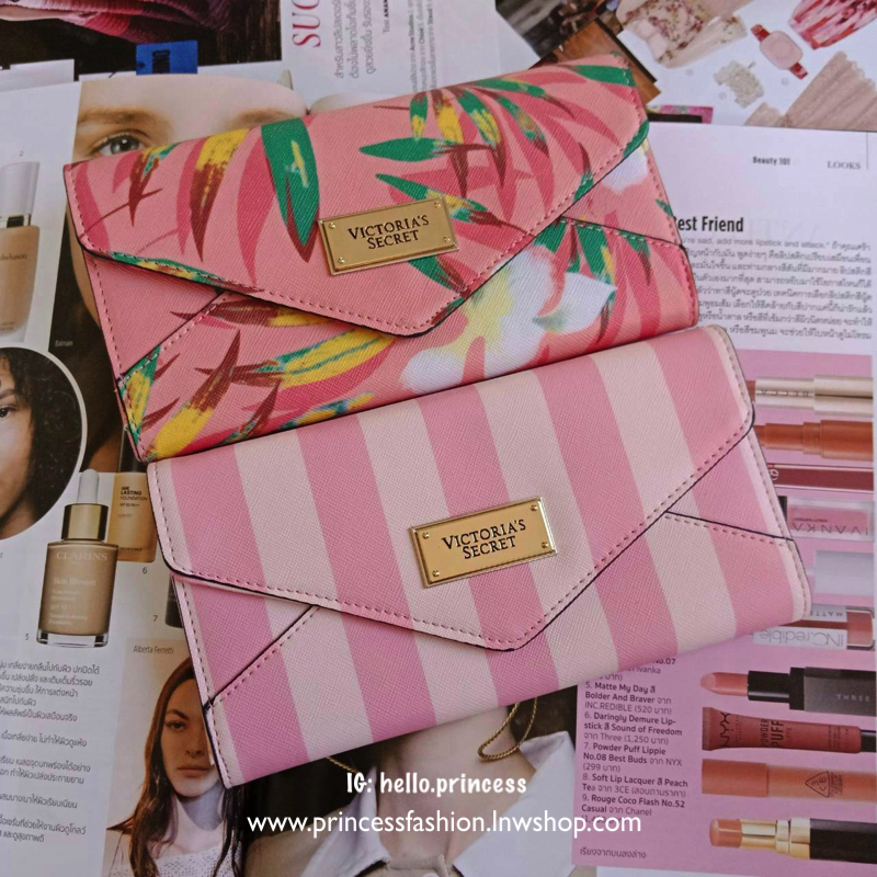 กระเป๋าสตางค์ลาย signature จากแบรนด์ฮิตอย่าง Victoria Secret โทนสีชมพู ขนาดกะทัดรัด เปิดปิดด้วยฝาพับกระดุม แบบสามตอน ด้านในมีช่องใส่ธนบัตรยาวได้ ใส่บัตรหลายช่อง แถมยังมีช่องซิปใหญ่อีกหนึ่งช่อง เพิ่มความเก๋ด้วยช่องใส่รูปตรงกลาง สวยครบจบทุกฟังค์ชั่น ให้เป็น