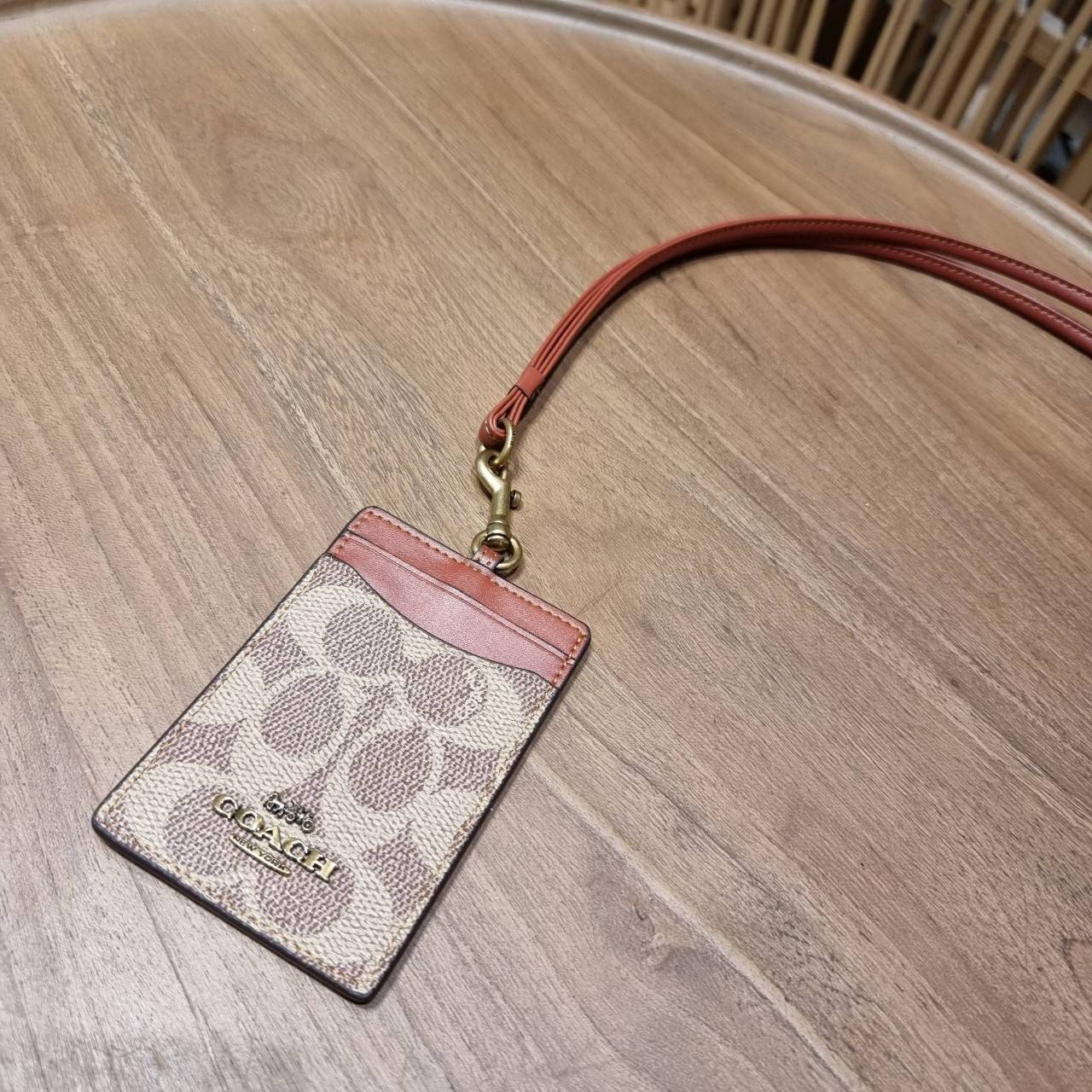 COACH ID LANYARD IN COLORBLOCK SIGNATURE CANVAS ง่ายๆแบบไม่ธรรมดา!! คลาสสิคแต่มีดีเทลโดดเด่น!! กระเป๋าถนอมบัตร พร้อมสายคล้องคอ ดีไซน์ลวดลายสวย ดูดีทุกแบบ ใช้งานง่าย พกพาสะดวก จะใส่บัตรพนักงาน บัตรเครดิต บัตรปชช. ใบขับขี่ และบัตรอื่นๆที่อยากจะใส่!! ตามใจไป