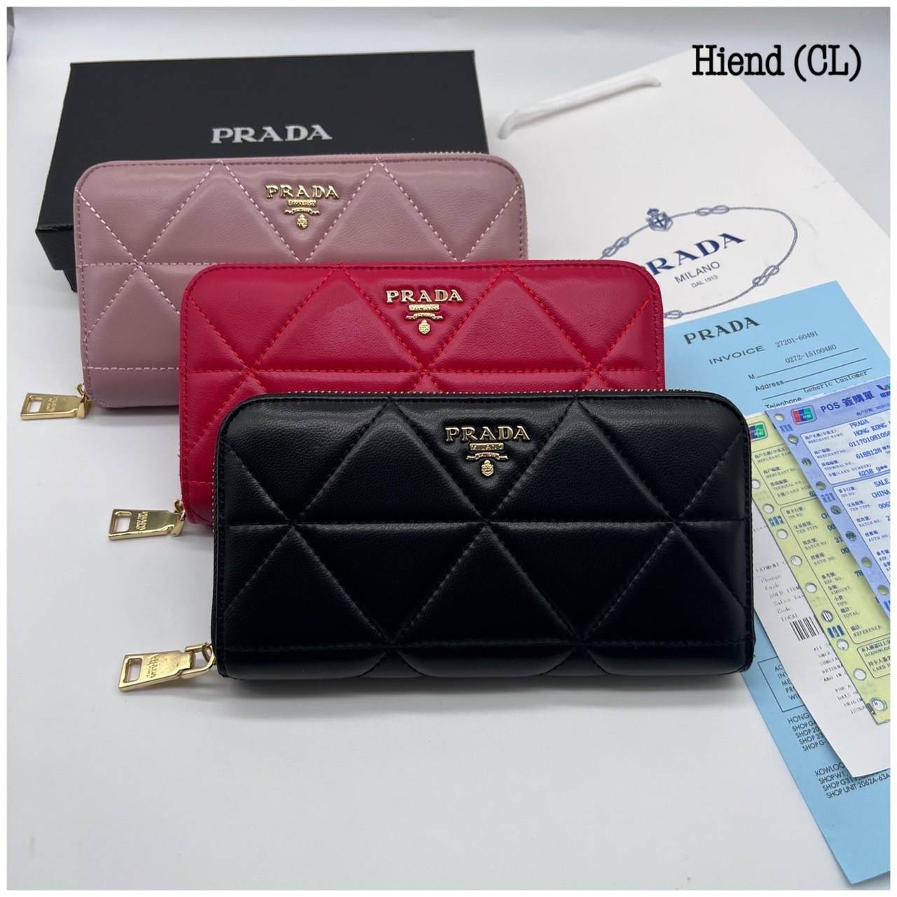 Prada Long Zip Around Wallet กระเป๋าสตางค์ใบยาวซิปรอบ ใช้งานง่าย สวยหรู งานหนังนิ่มฟู ไหล่ทองหรูหรา ด้านในมี 3 ช่องใช้งาน งานจริงคือสวยมาก มาให้สาวๆเลือกใช้กัน 3 โทนสี ราคาดีย์มากกน้าาา สำหรับสาวๆ ที่ต้องการกระเป๋าสวยในราคาสุดคุ้ม!!