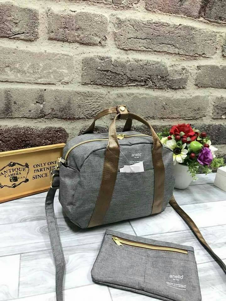 Anello Mini Boston shoulder Bag New arrival คอลเลคชั่นใหม่ล่าสุด ชน shop ค่ะ กระเป๋าถือ หรือสะพายข้าง ขนาดกำลังน่ารัก เปิดปิดด้วยซิปคู่ ภายในมี ใบลูกให้อีก 1 ใบ แยกใช้ได้ค่ะ ด้านหน้าสกรีนโลโก้แบรนด์ มีช่องทั้ง 4 ด้าน หน้าหลัง และด้านข้างใช้งานได้จริง มา พ