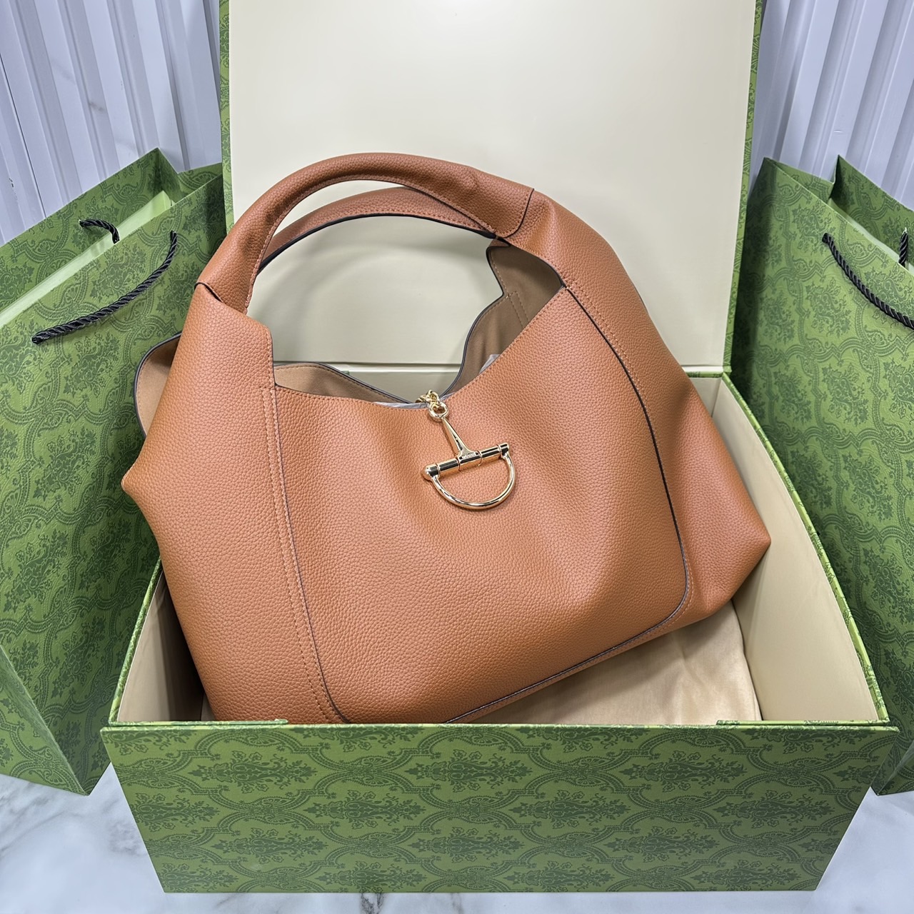 Gucci Softbit maxi shoulder bag โฉมใหม่ล่าสุด กับกระเป๋าสะพายรูปทรงใหม่เรียบหรูด้วยหนังลายเกรน ใบใหญ่จุใจพร้อมใบลูกเข้าเซ็ท ตกแต่งอะไหล่ Horsebit ครึ่งรูปขนาดใหญ่ด้านหน้าสวยหรูโดดเด่น สวยผู้ดี ดารา เซเลปใช้กันเพียบ