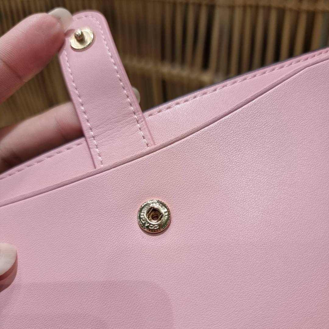 COACH C3371 TECH PHONE WALLET WITH SPACED WILDFLOWER ดีไซน์ใหม่ คอลเลคชั่นสวยหรู กระเป๋าสตางค์พร้อมสายคล้องมือ ง่ายต่อชีวิตมากจ้า!! มันดีอะไรเบอร์นี้ ใส่ได้ทั้งบัตร และโทรศัพท์ก็ใส่ได้ทุกรุ่น แถมยังมีช่องซิปแยกไปอีก ช่องเยอะไม่ต้องห่วงจริงๆ วัสดุหนังแคนวา