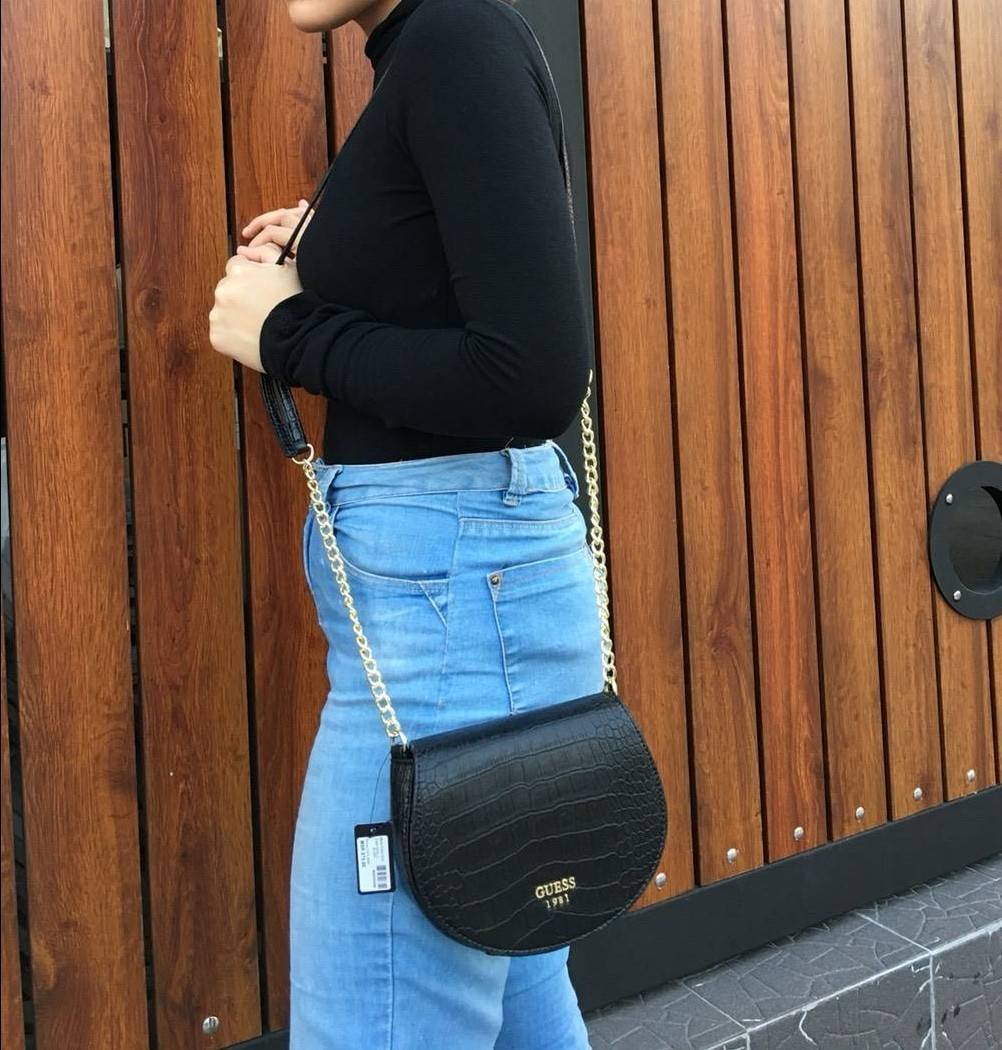 Guess croc crossbody bag กระเป๋าสะพานดีไซน์เก๋ ทรงน่ารัก ฝาพับโค้งดีไซน์สวย ด้านหนังปั๊มลาย croc ประดับ logo brand สีทอง เปิดปิดด้วยกระดุม มีช่องเล็กลับใส่บัตรได้ ช่องใหญ่บุผ้า ลายแบรนด์ มีช่องใส่ของแยก ใส่มือถือได้ทุกรุ่น มาพร้อม สายยาวโซ่ต่อหนัง ใบนี้เห