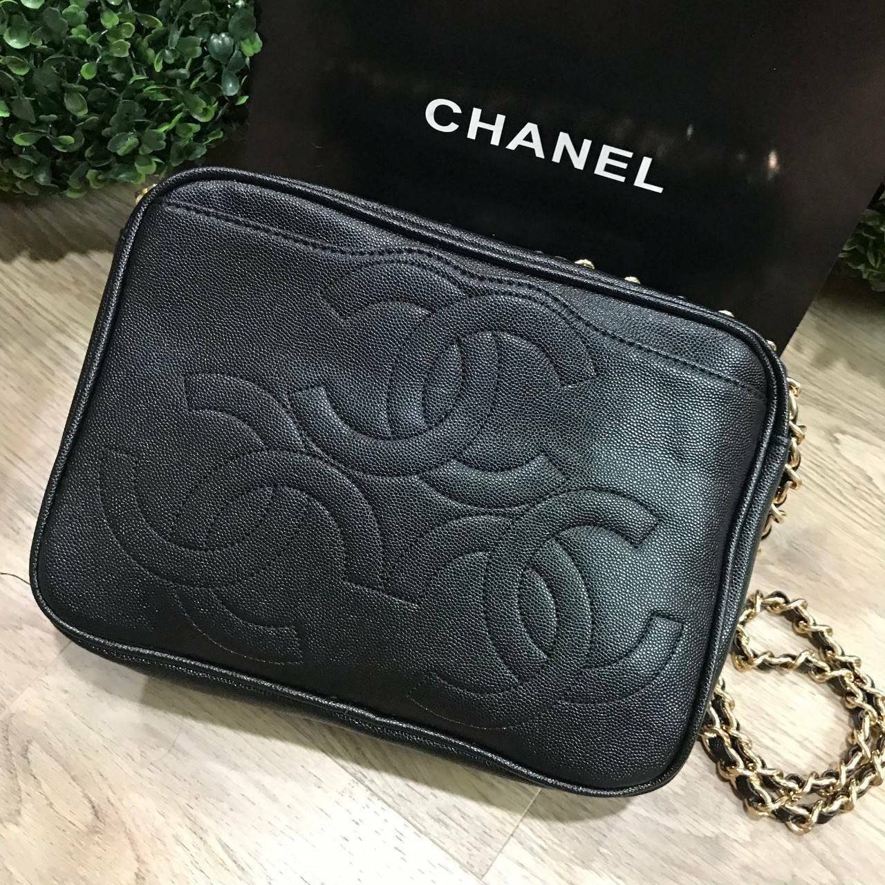 CHANEL chain caviar crossbody bag / Chanel Shoulder Bag With Chain กระเป๋าสะพายข้าง วัสดุหนังลายคาเวียร์ อะไหล่ทอง ด้านหน้ามี 1 ช่องโล่งใส่ Ipad ได้ ด้านหน้าเย็บโลโก้แบรนด์ สวยหรูมากๆ ค่ะ
