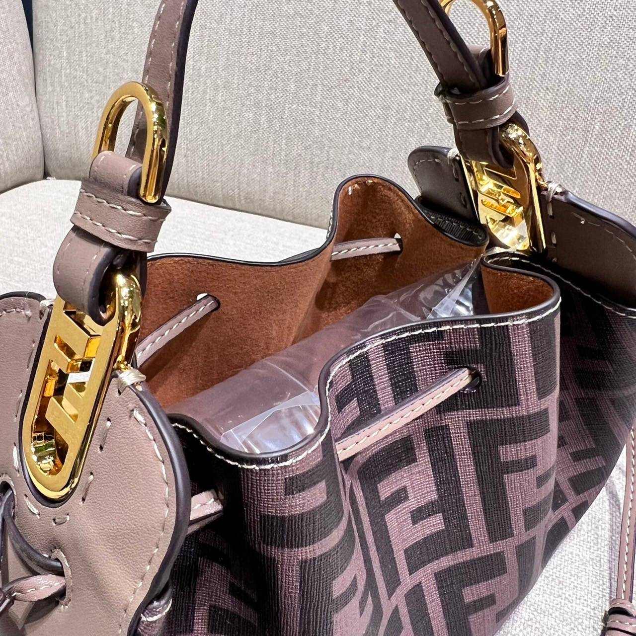 Fendi Pomodorino mini FF leather bag / FENDI FF mini bag รุ่นลิมิเต็ด หายาก ขนาดกำลังสวย ดีไซน์ทรงไม่ซ้ำใคร เก๋ๆตรงดีเทลรูดเก็บปากกระเป๋า วัสดุหนังแคนวาสเคลือบลาย มาพร้อมหูจับในตัว และสายครอสมีมาให้ ปรับได้เล็กน้อย ภายในโล่งกว้าง ใส่ของจำเป็นได้ครบ ใบจริง