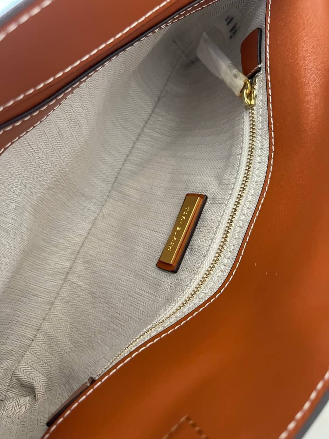 Tory burch Miller Metal clutch กระเป๋าคลัทช์ดีไซน์เรียบหรูออกแบบมาได้อย่างลงตัว ด้วยรูปทรงที่สวยงามและทันสมัย จากแบรนด์ Tory Burch ขนาดกำลังดี สามารถใส่กระเป๋าสตางค์หรือเครื่องสำอางค์ได้ตามขนาดกระเป๋า ในเรื่องของดีไซน์และอะไหล่สีทองดูแมทช์กันดีกับกระเป๋า 