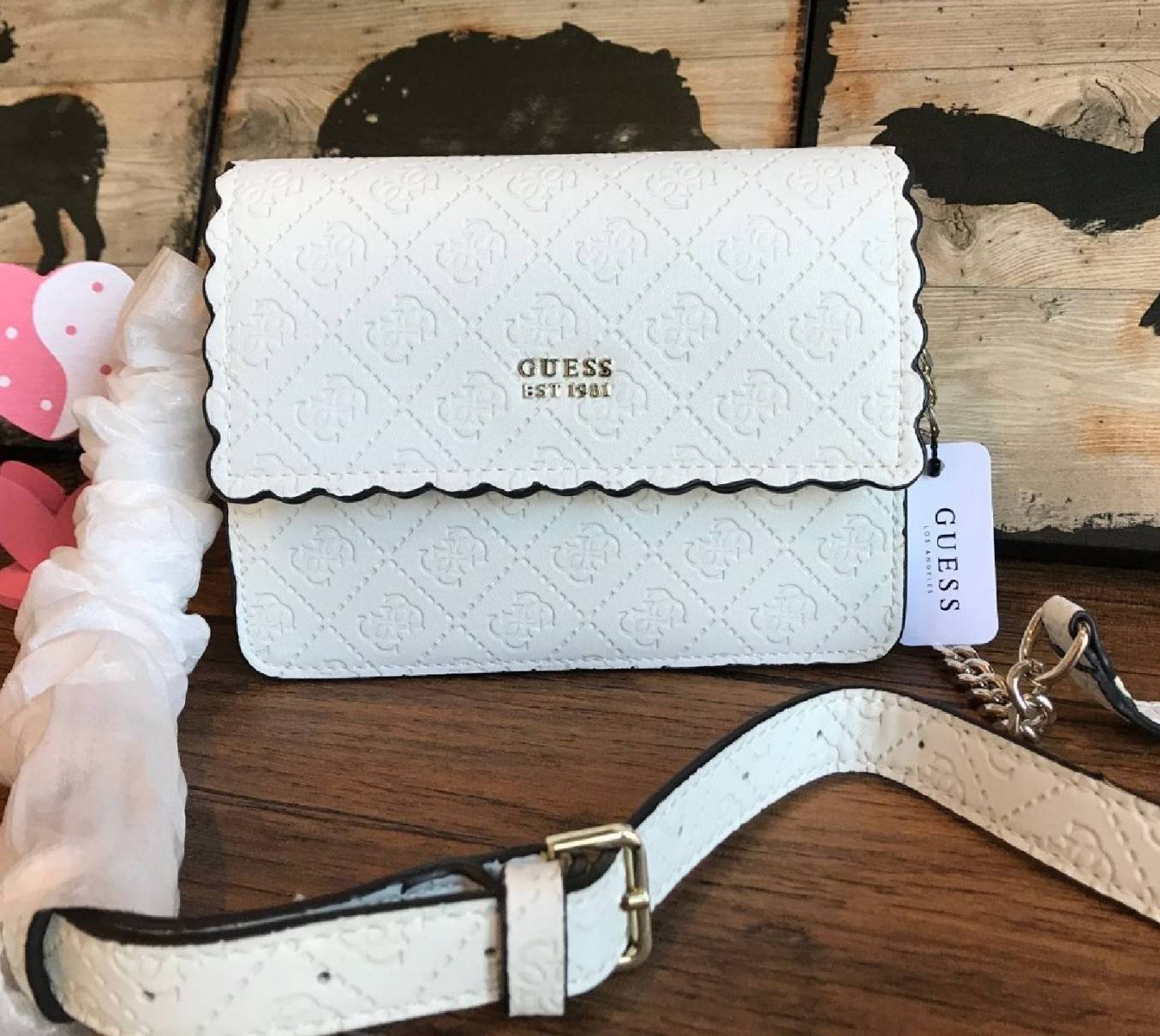 Guess Rayna Logo-Embossed Mini Crossbody กระเป๋าสะพายข้างทรง ครอสบอดี้ วัสดุหนัง pu ปั้มลาย Signature รอบใบรวมถึงสายยาว สวยตั้งอยู่ทรง ด้านหน้ามีโลโก้แบรนด์ เปิดปิดด้วยฝาปิดกระดุมแม่เหล็กซับในลายแบรนด์ มีช่องใส่บัตร ใส่มือถือ ของใช้จุกจิกได้เยอะ น้ำหนักเบ