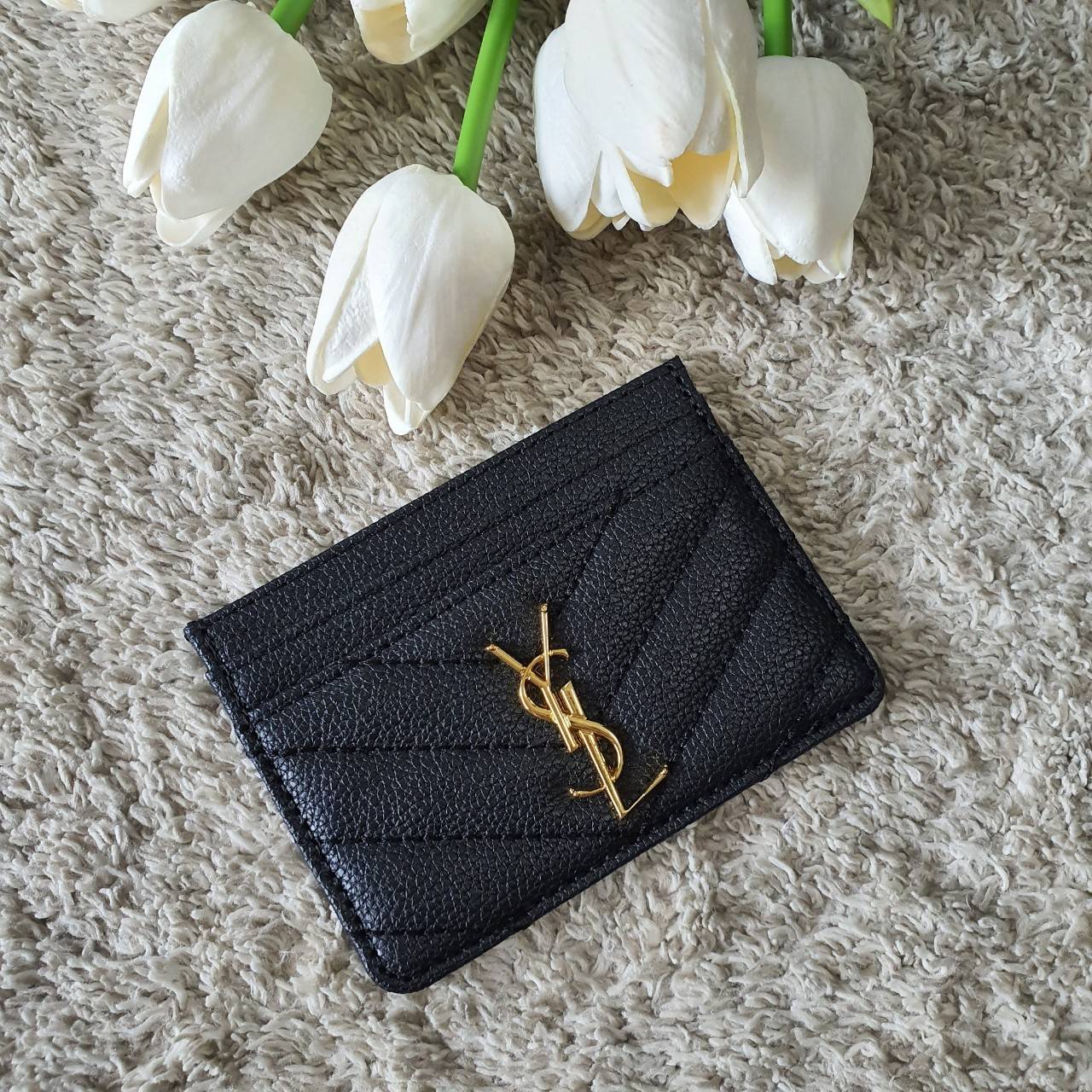 งานหรูเว่อวัง พร้อมส่งคะ YSL card holder in Black(GWP) 💳 จากพรีเมี่ยมกิ้ฟแบรนด์หรูอย่าง YSL ดีไซน์สวยเก๋ หนังคาเวียร์dด้าน ประดับ Logo brand อะไหล่ทอง *ขนาดกำลังน่ารัก ใส่บัตรได้ถึง 5 ใบ พกพาสะดวก จะซื้อไว้ใส่บัตรใบหรู หรือซื้อให้เป็นของขวัญ ก็ควร