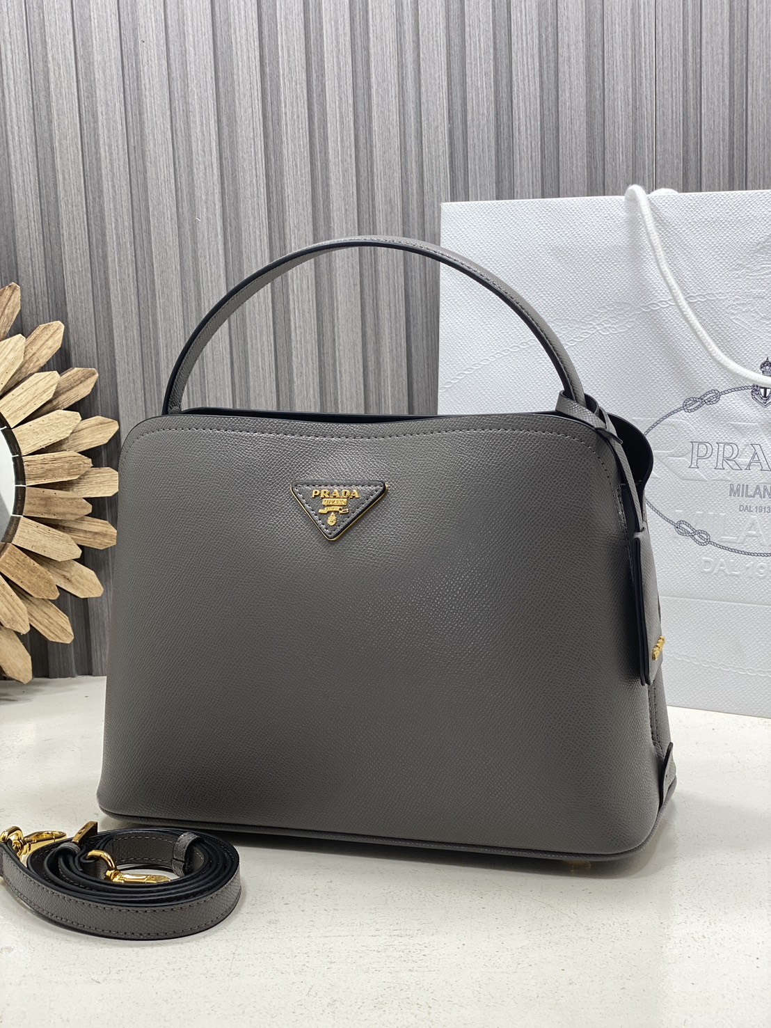 ORI หนังแท้ | Prada Matinee Medium Saffiano Leather Bag 28cm กระเป๋าสะพายทรงโฮโบสวยหรู ดีไซน์เรียบหรูตามแบบฉบับแบรนด์ ยังคงความเรียบแต่มากไว้อย่างหรูหราลงตัว ใช้งานได้หลากหลายโอกาส