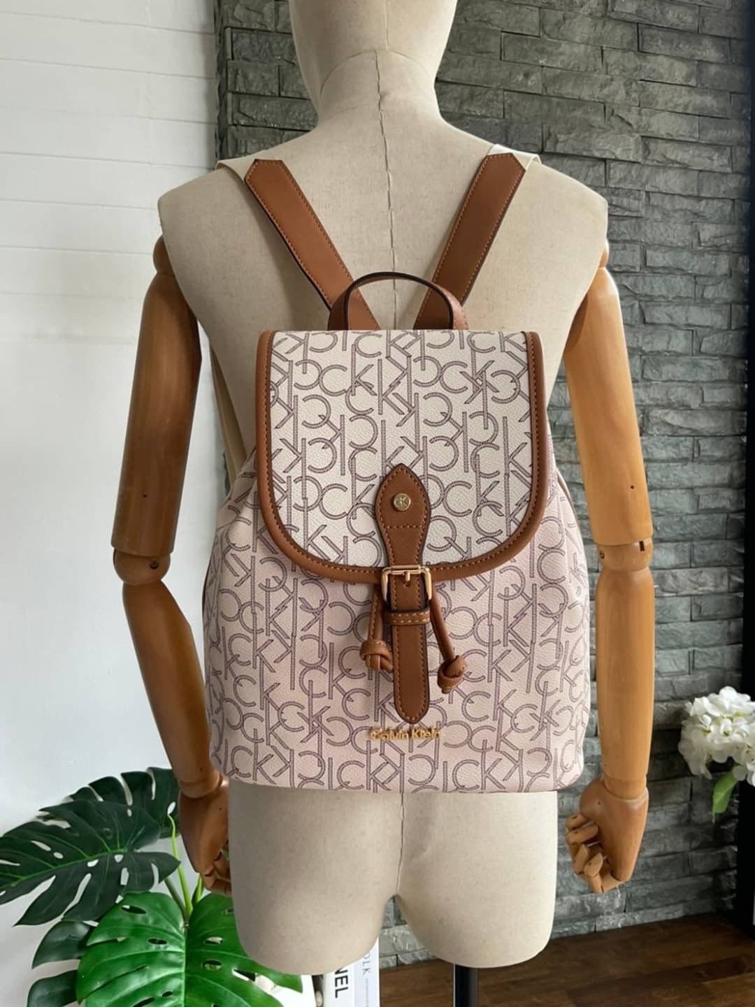 CALVIN KLEIN Monogram Backpack กระเป๋าสะพายเป้รุ่นใหม่ชนช้อป รุ่นยอดนิยม วัสดุ PVC คุณภาพดี หนังนิ่มสวย ฐานกระเป๋าแข็ง ตั้งอยู่ทรงรองรับน้ำหนักได้ดีมากๆ ตัวกระเป๋ามีน้ำหนักเบา ด้านหน้าประดับด้วยโลโก้แบรนด์ สายยาวดีไซน์เก๋ สะพายไม่เจ็บไหล่ เลื่อนปรับได้ฟรี