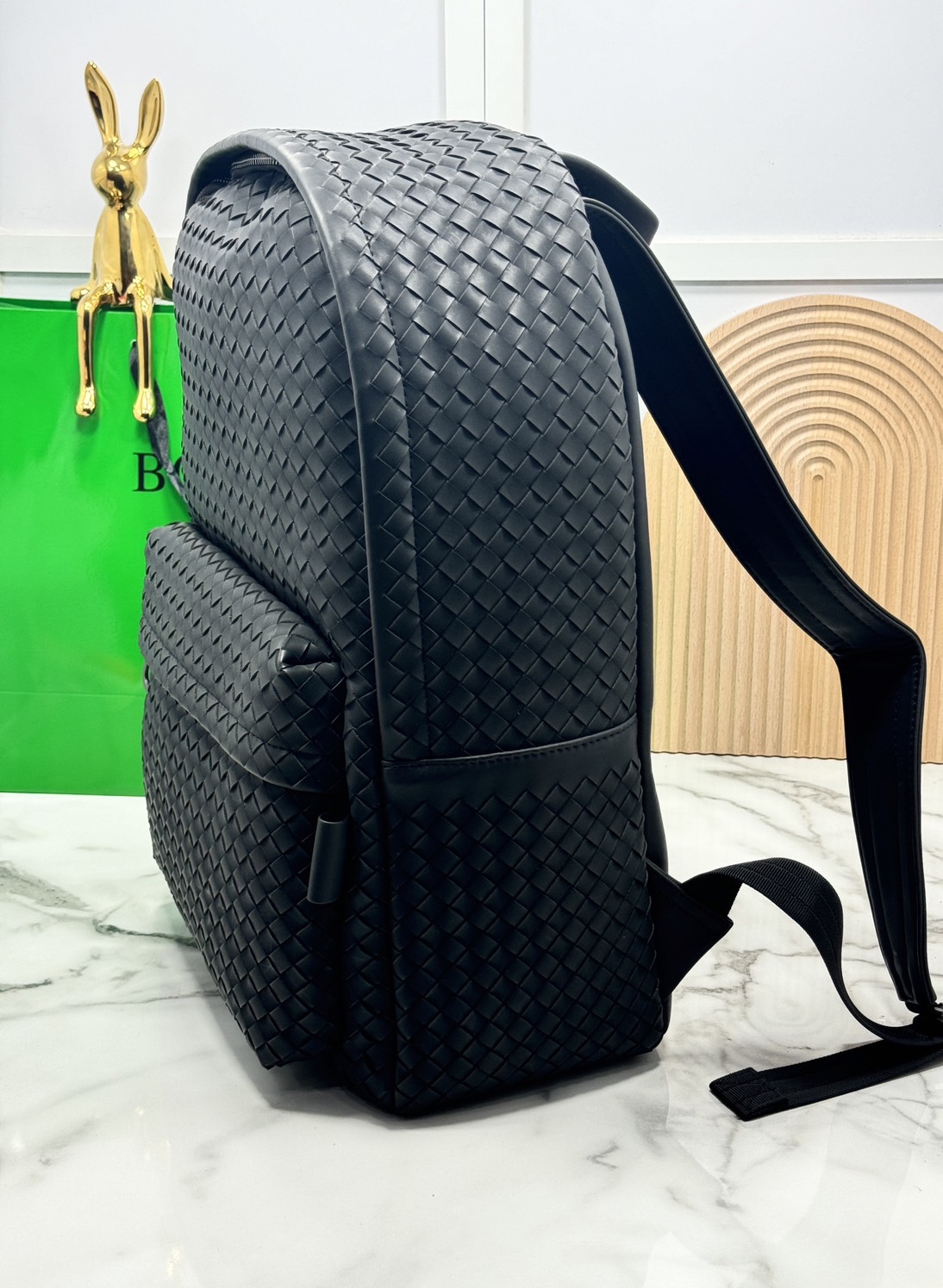 29cm ORI หนังแท้ | Bottega Shadow Signature Backpack / Bottega Backpack กระเป๋าเป้ กระเป๋าสะพายหลัง โดดเด่นด้วยงานสานตารางสวยคลาสสิคเรียบหรูเป็นเอกลักษณ์ ดีไซน์เรียบง่าย แต่ดูแพง กิมมิคที่ใครๆก็อยากเป็นเจ้าของ