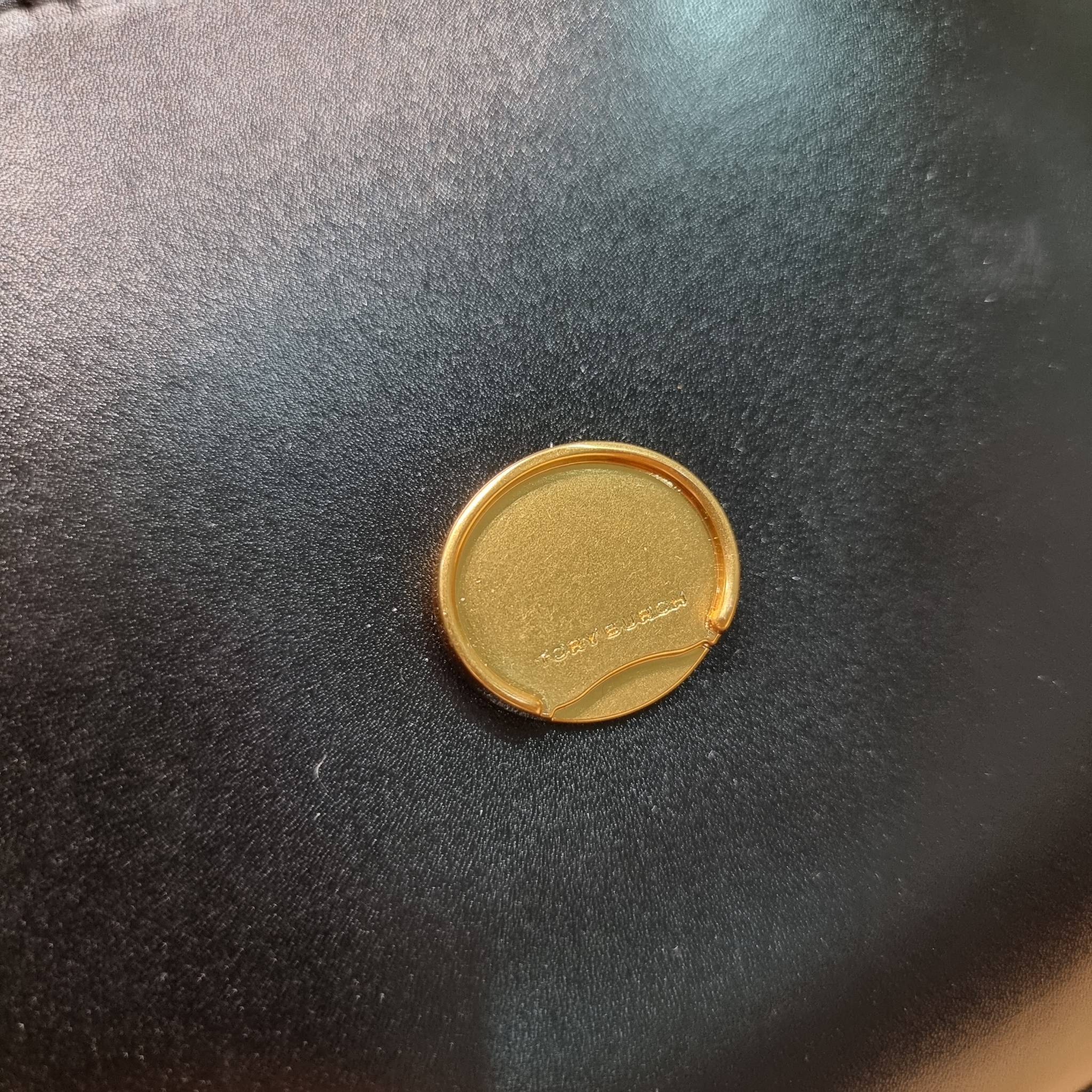 TORY BURCH ROBINSON SPAZZOLATO CONVERTIBLE SHOULDER BAG คอลเลคชั่นใหม่ สวยก่อนใคร ในราคาสุดคุ้ม! กับกระเป๋าสะพายไหล่ ดีไซน์สุดหรู หนังแก้วเงาสวยคม สีผู้ดี รูปทรงใช้งานได้ทุกลุค