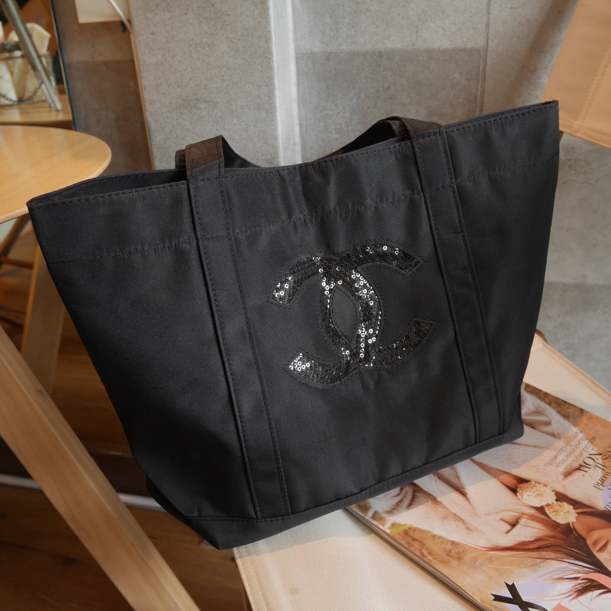 2 สีขายดี!! Must Have! Chanel Satin Shopping Bag กระเป๋าสะพายทรง Shopping Bag พรีเมี่ยมกิ้ฟ Limited Edition ของแท้ 100% นำเข้าจาก Chanel Perfume Counter ใบใหญ่วัสดุ SATIN ประดับคริสตัลสีดำโลโก้ CC สุดคลาสสิค ซับใน Polyester 100% เปิดปิดด้วยกระดุมแม่เหล็ก 