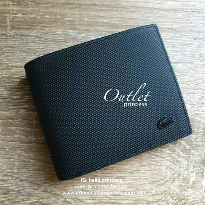 LACOSTE WALLET กระเป๋าสตางค์แบบพับ2ตอนสำหรับผู้ชาย มีช่องใส่บัตร ใส่ธนบัตรแยกเป็นสัดส่วน กระเป๋าสตางค์คุณภาพดีตามแบบฉบับของแบรนด์ มากล่อง ถุงกระดาษแบรนด์แบรนด์แข็งแรงสวยมากค่ะ ไม่ว่าจะใช้เองหรือเป็นของขวัญก็สุดคุ้มและน่าใช้ ห้ามพลาดเลยค่า