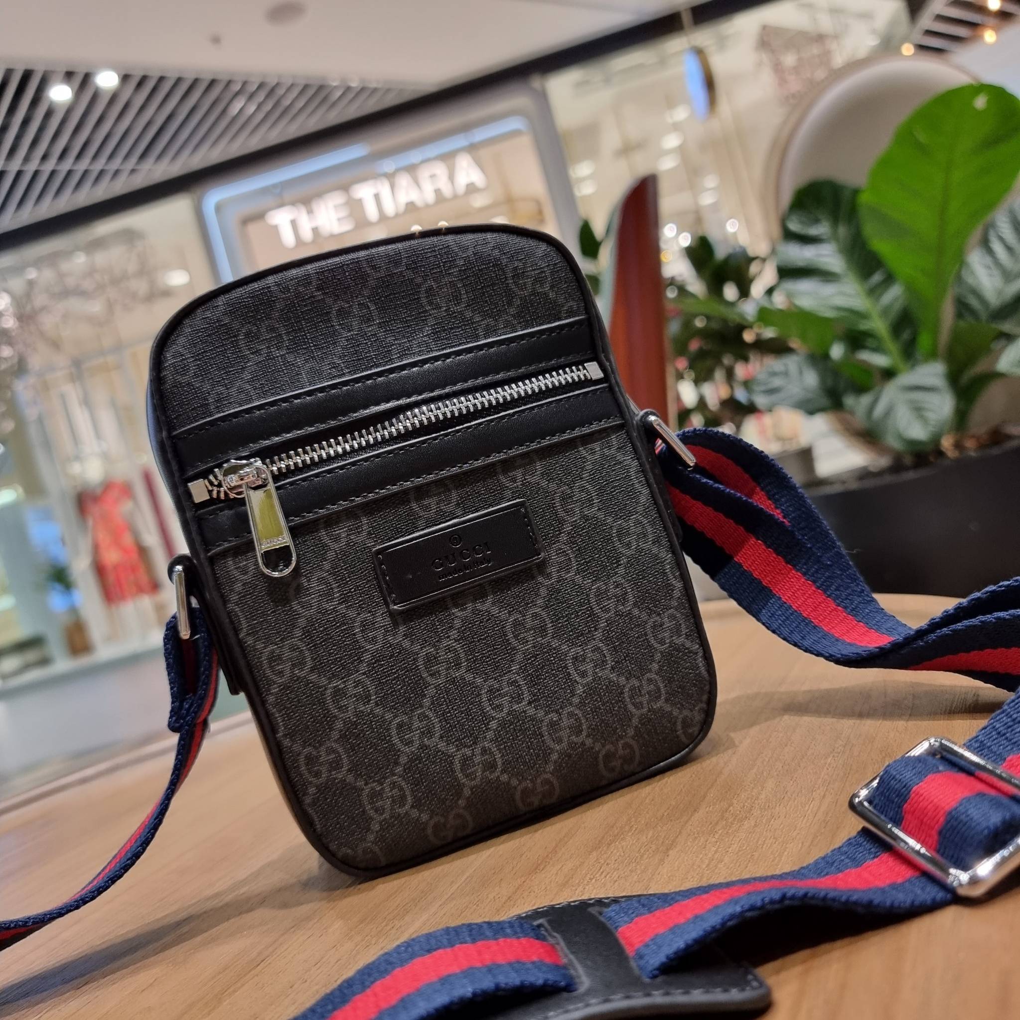 VIP 】GC VIP MINI MESSENGER CROSSBODY BAG กระเป๋าสะพายข้างพรีเมี่ยมลุคสปอร์ต เรียบแต่แอบหรู ไซส์มินิ น่าใช้!! วัสดุหนังแคนวาส ไม่ต้องห่วงเรื่องความทนทาน ✔️ ตกแต่งสายคาดหรู เท่ ดีไซน์สีตามสัญลักษณ์แบรนด์ เข้ากันมากๆ!! เปิด-ปิดด้วยซิป ด้านหน้ามีช่องซิ