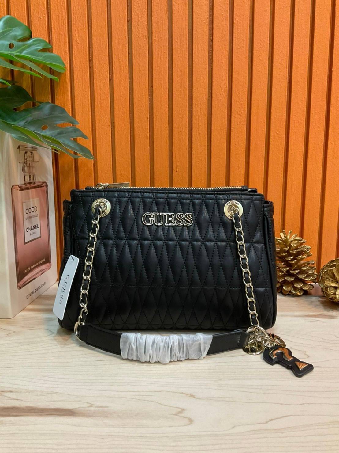 ของแท้ แท้ 100% GUESS CROSSBODY BAG กระเป๋าถือหรือสะพาย ขนาดกำลังดี วัสดุ pu. faux leather หนังนิ่ม นุ่มมาก สวยอยู่ทรง